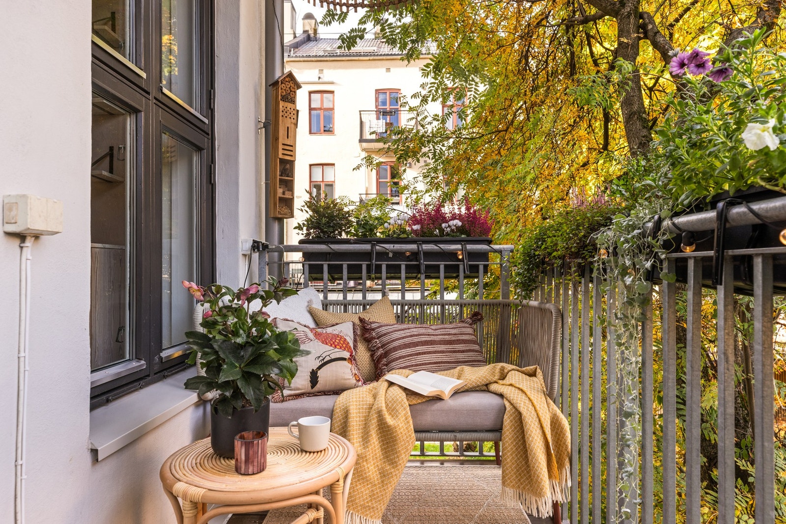 Fra stuen har du direkte utgang til balkong mot rolig bakgård - her kan du nyte fuglekvitter og utsikt til flotte morelltrær. Galleribilde