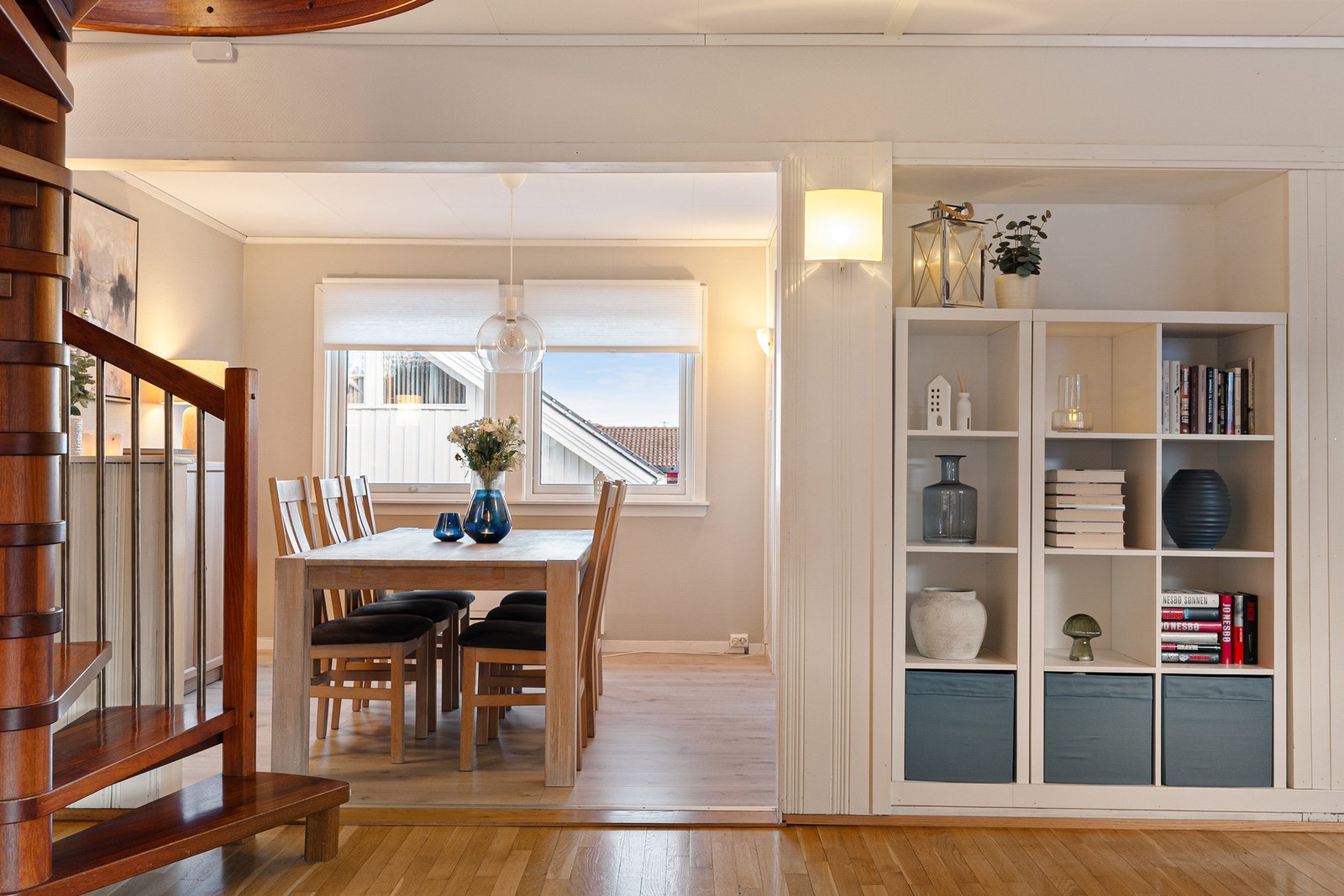 God plass til stort spisebord. Galleribilde