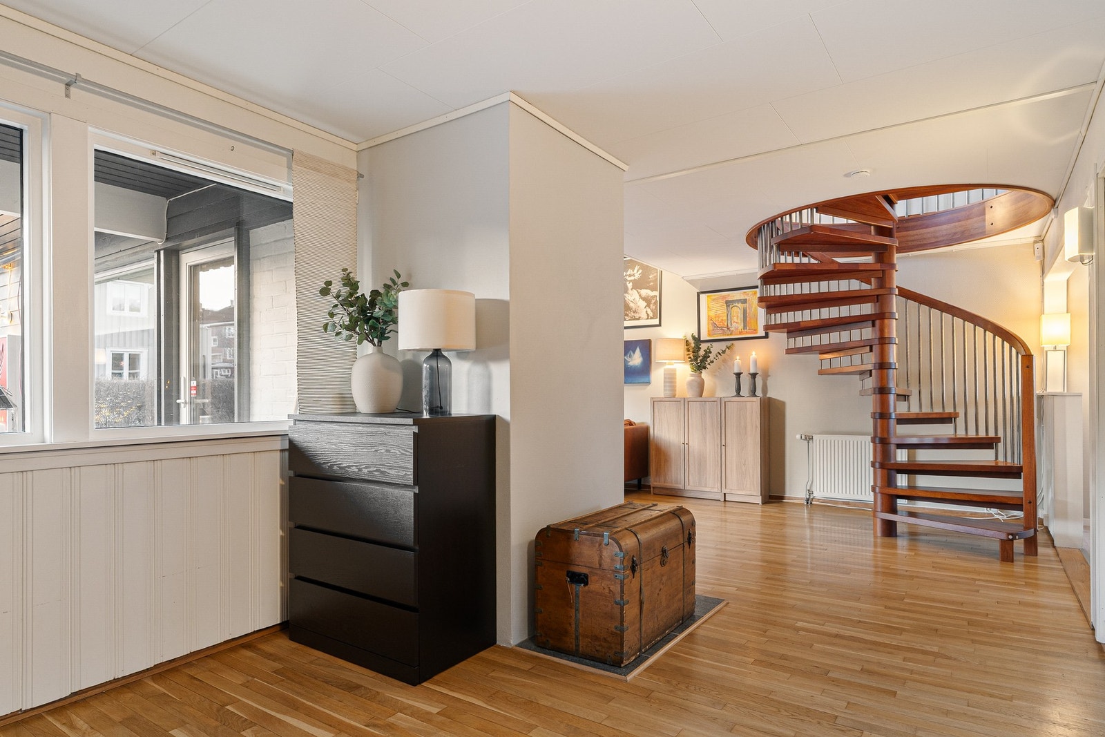 Pen gang med tiltalende fargevalg og gjennomgående kvaliteter. Plassbesparende vindeltrapp opp til 2.etg. Galleribilde