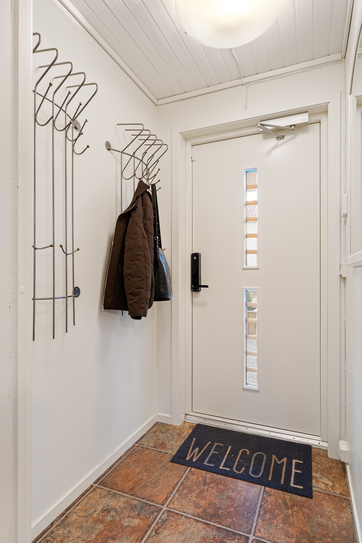 Velkommen inn! Entré med plass til yttertøy og god garderobeløsning. Galleribilde
