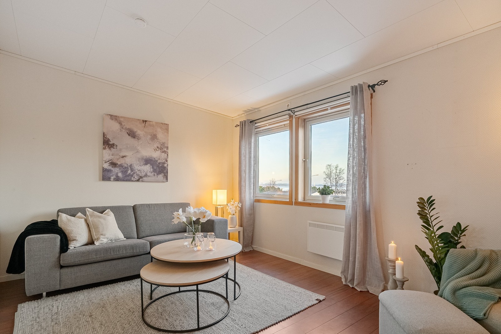 TV-stuen har fin utsikt mot fjorden. Galleribilde