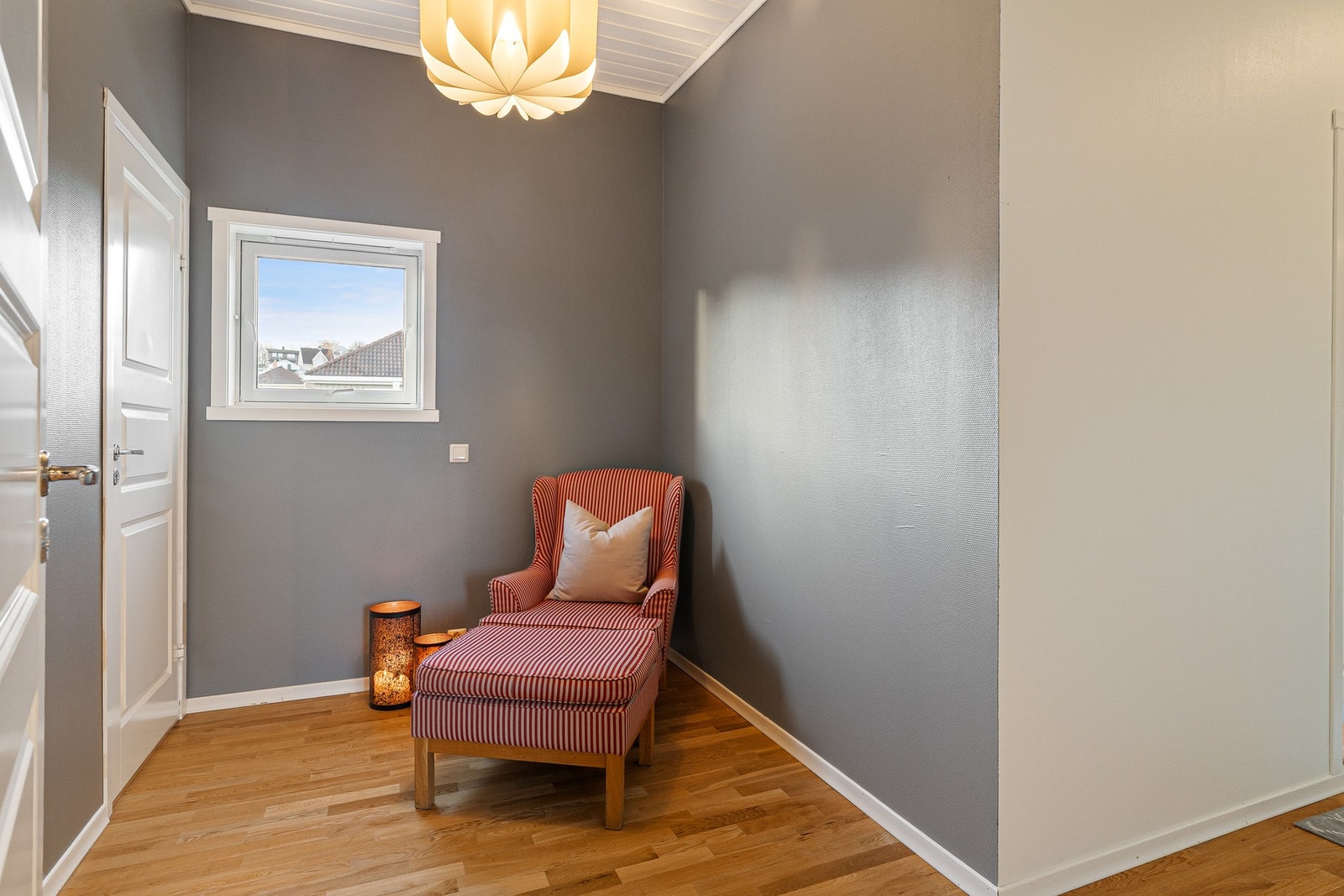 Gang/lesekrok i 2.etg. med inngang til stor og praktisk bod. Galleribilde