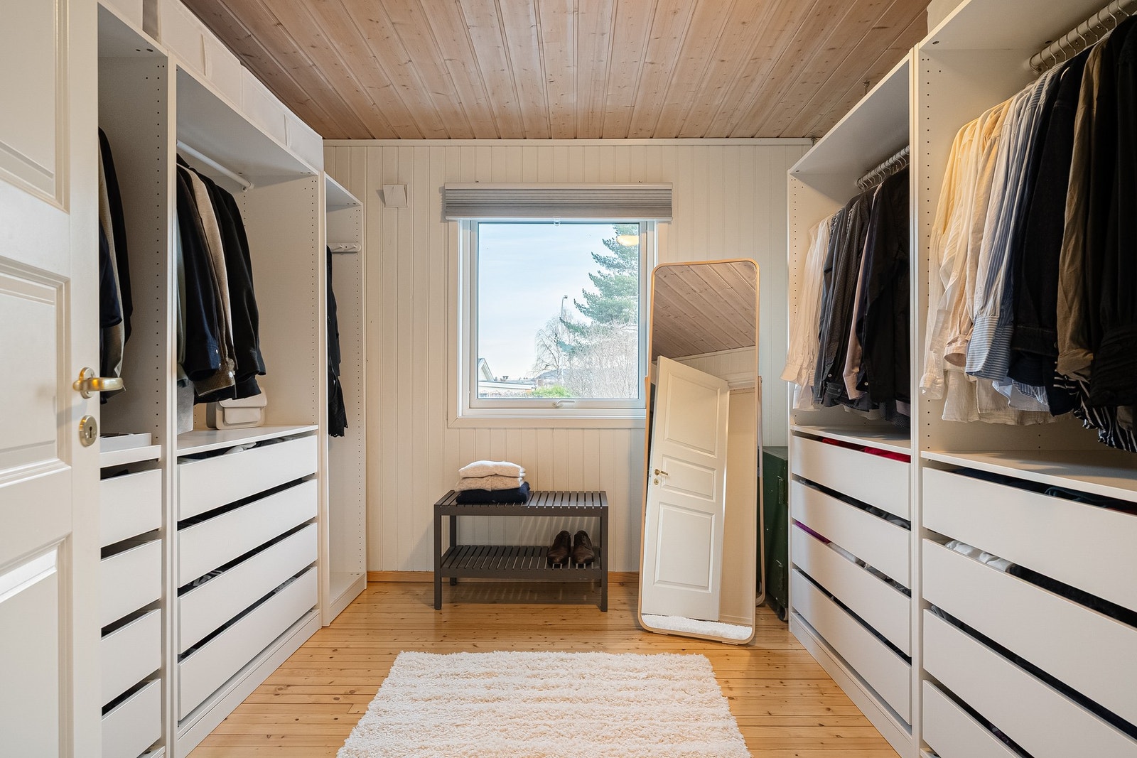 Soverom 2 i 1.etg. brukes p.t. som garderoberom. Målt til 10 kvm. Galleribilde