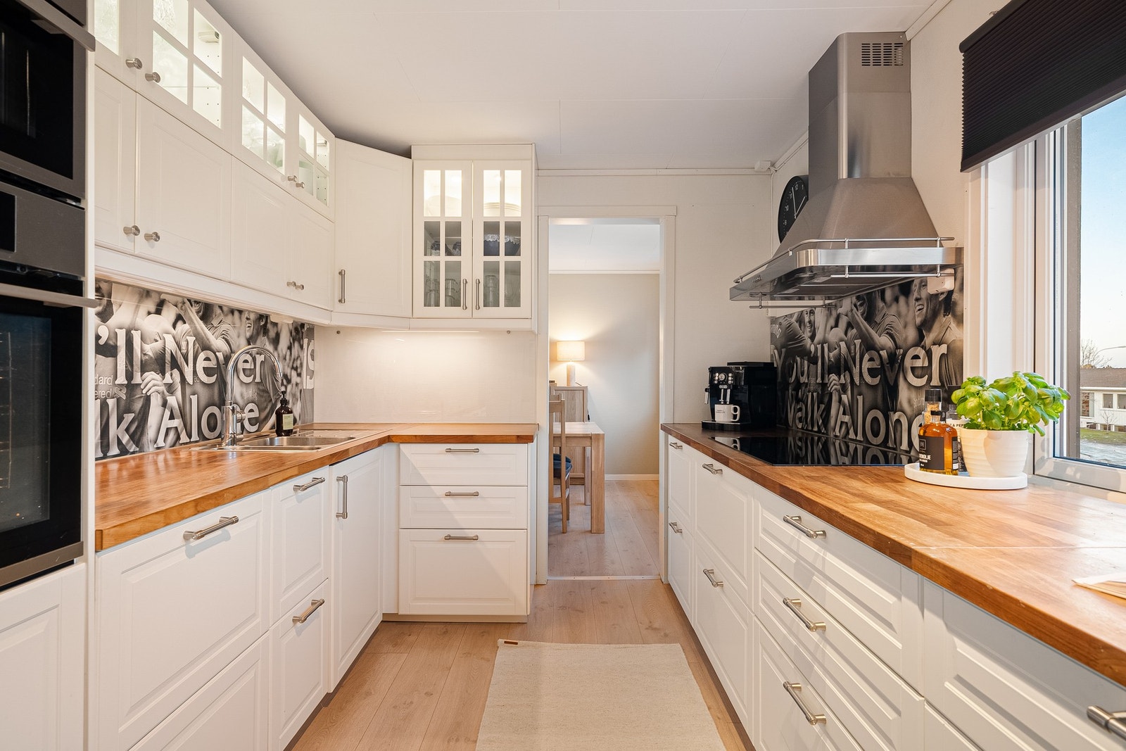 Moderne kjøkken med rikelig skap- og benkeplass. Galleribilde