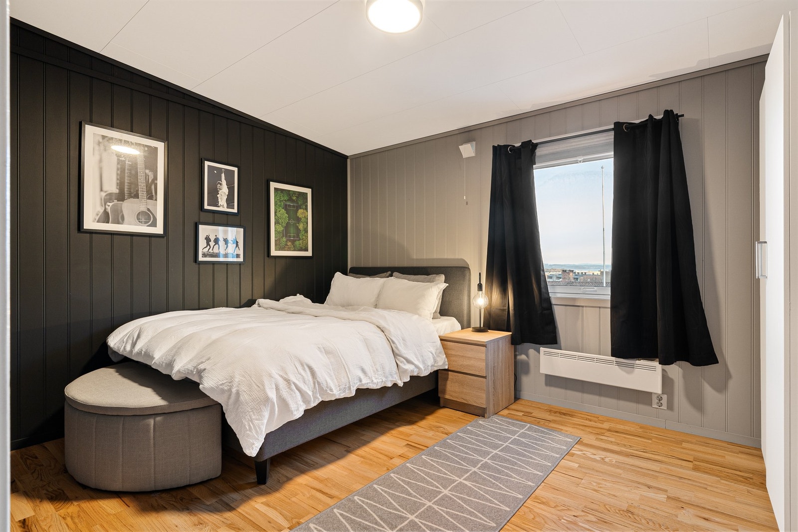 Hovedsoverom i 2. etg. er 13 kvm. God plass til garderobe, seng og f.eks. pult. Galleribilde