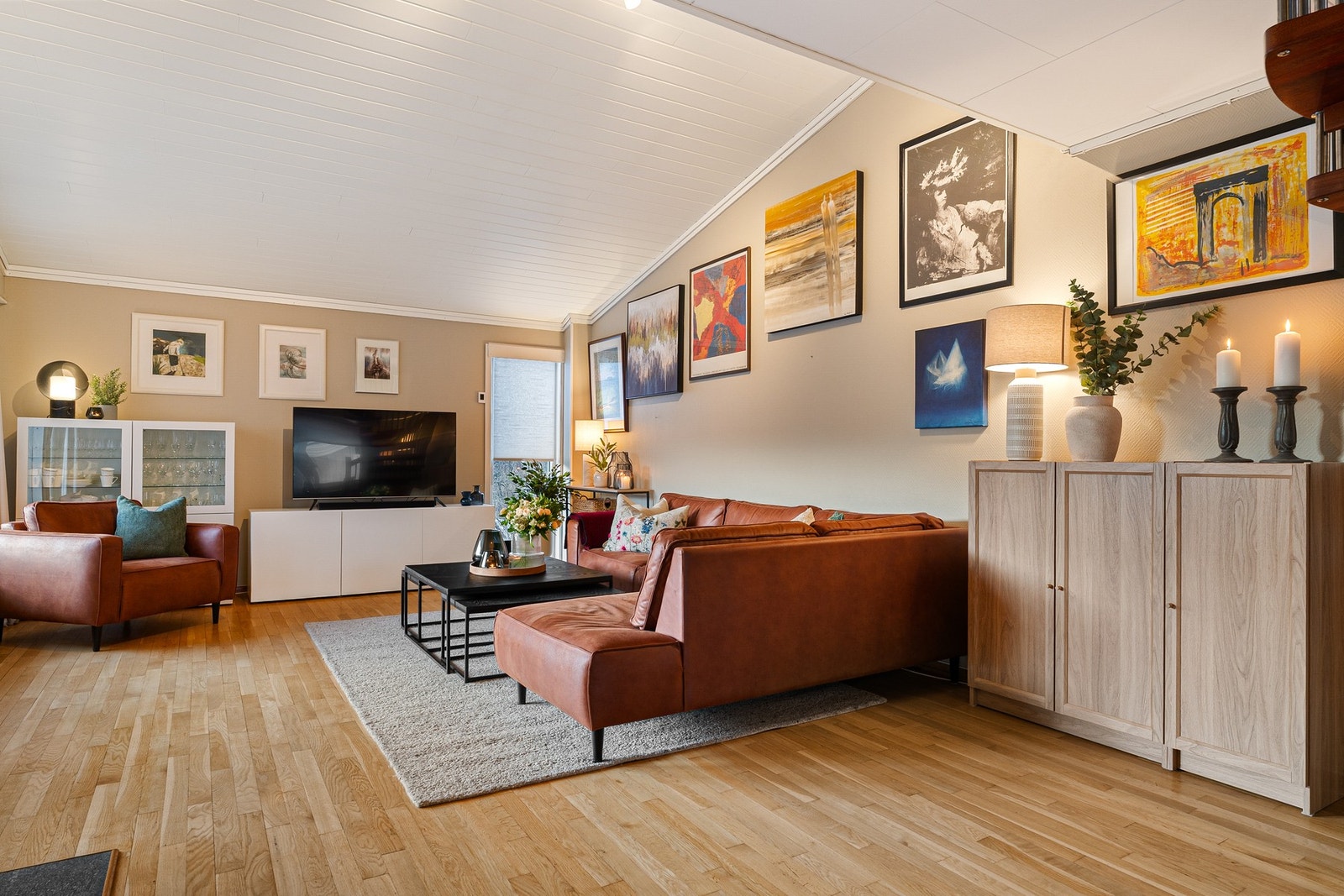 Tidløst interiør og godt med lysinnslipp. Galleribilde