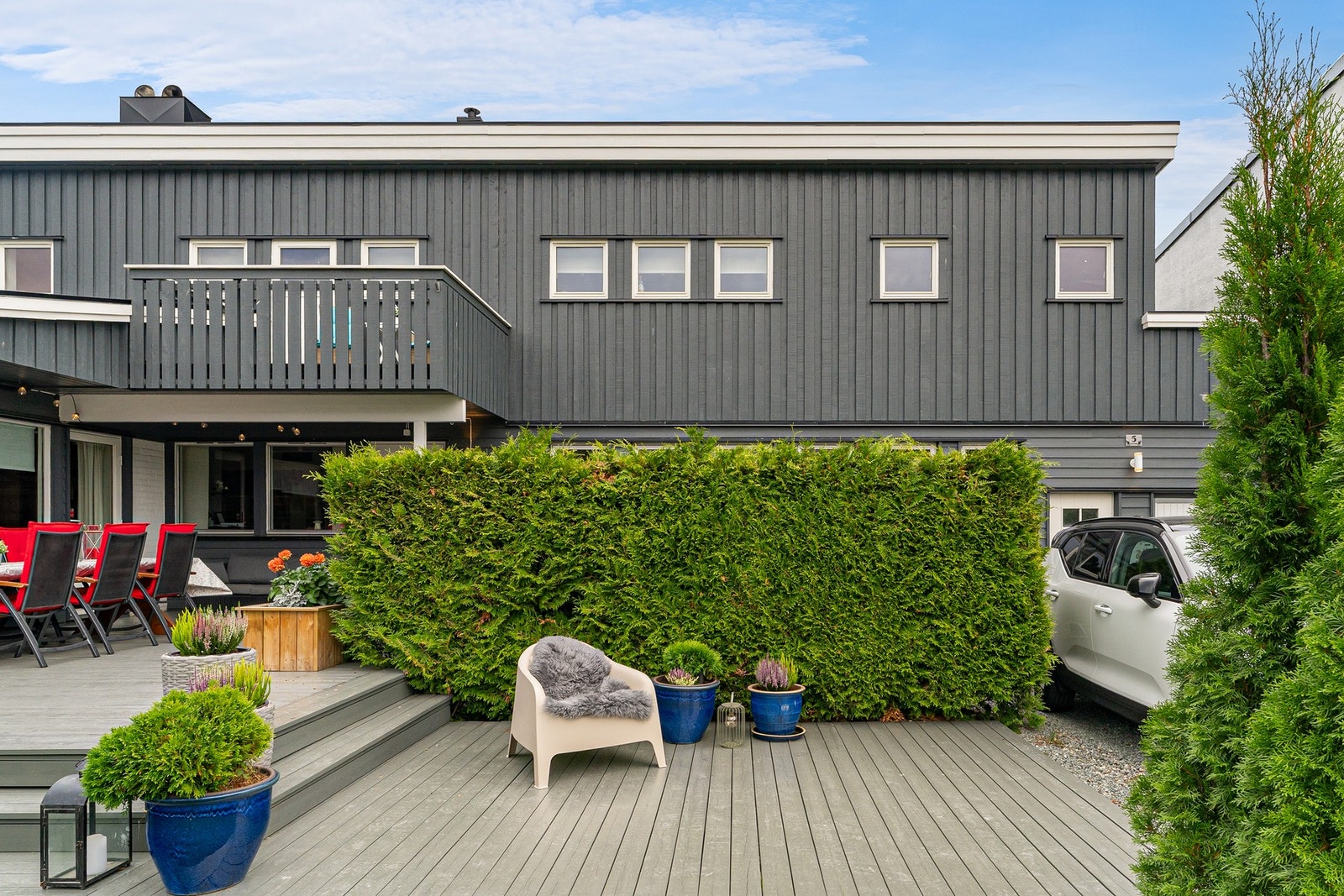 Eiendommen ligger skjermet med uteplass på fremsiden av huset. Galleribilde