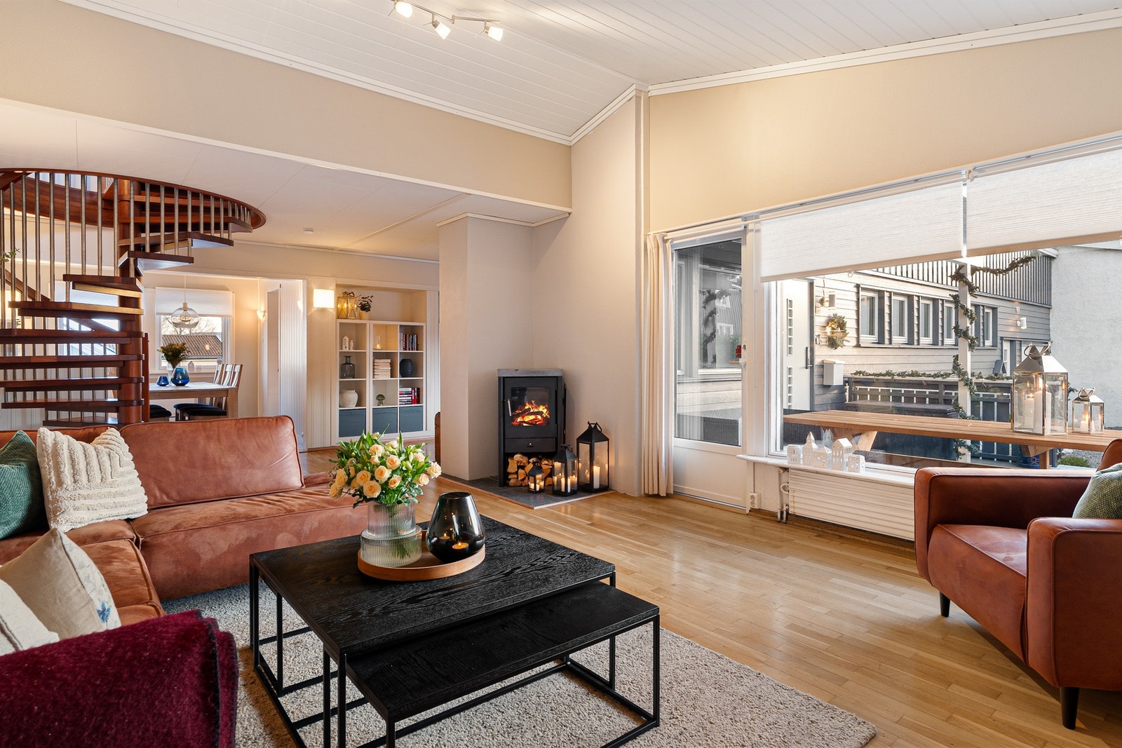 Pent oppusset stue med rentbrennende vedovn. Galleribilde