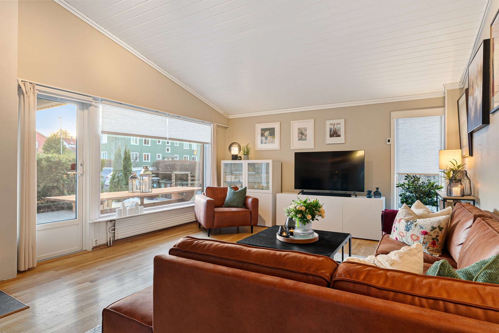 Lys og trivelig stue med store vindusflater og ekstra god takhøyde. Galleribilde