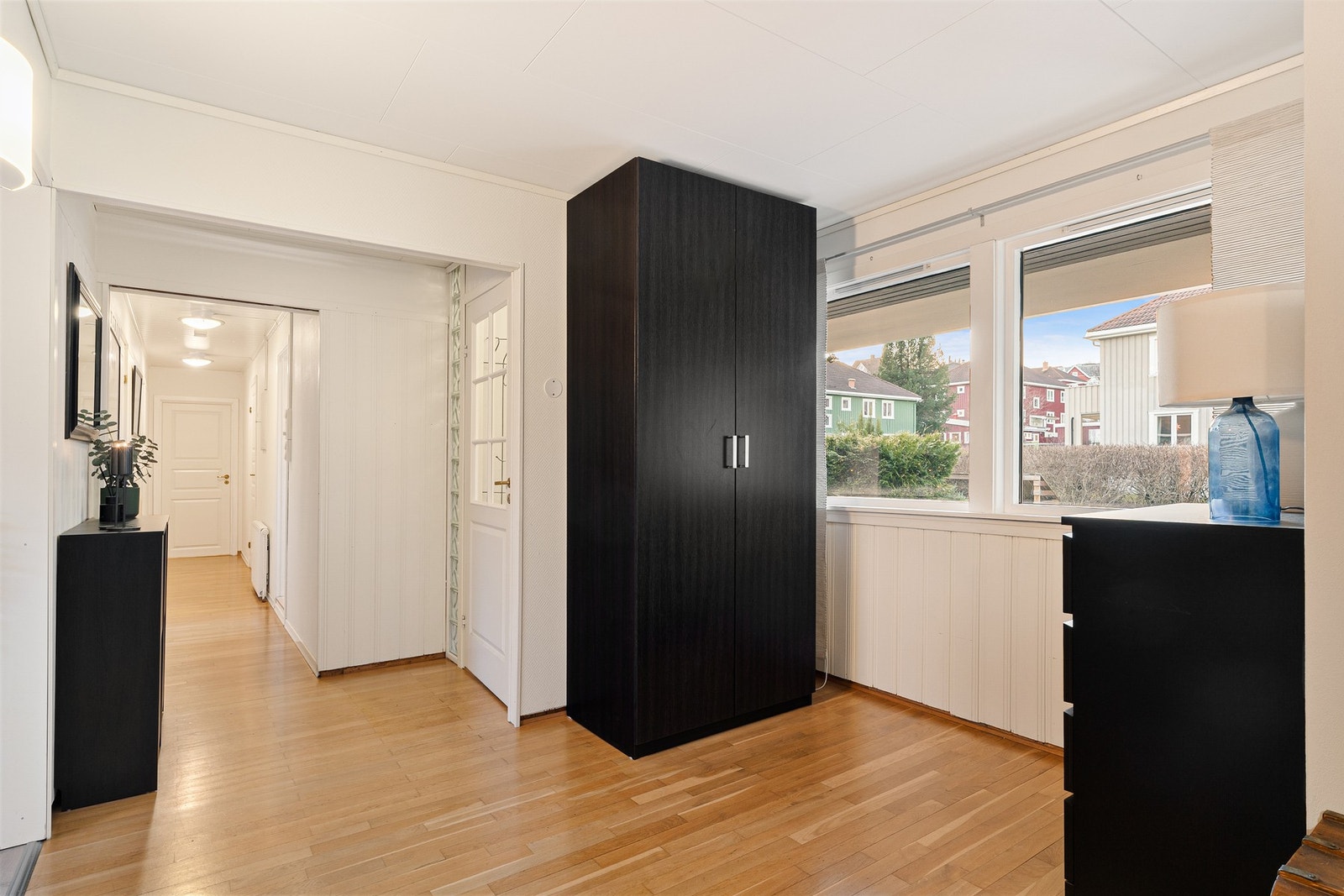 Lys gang med god garderobeplass og praktisk utforming. Galleribilde