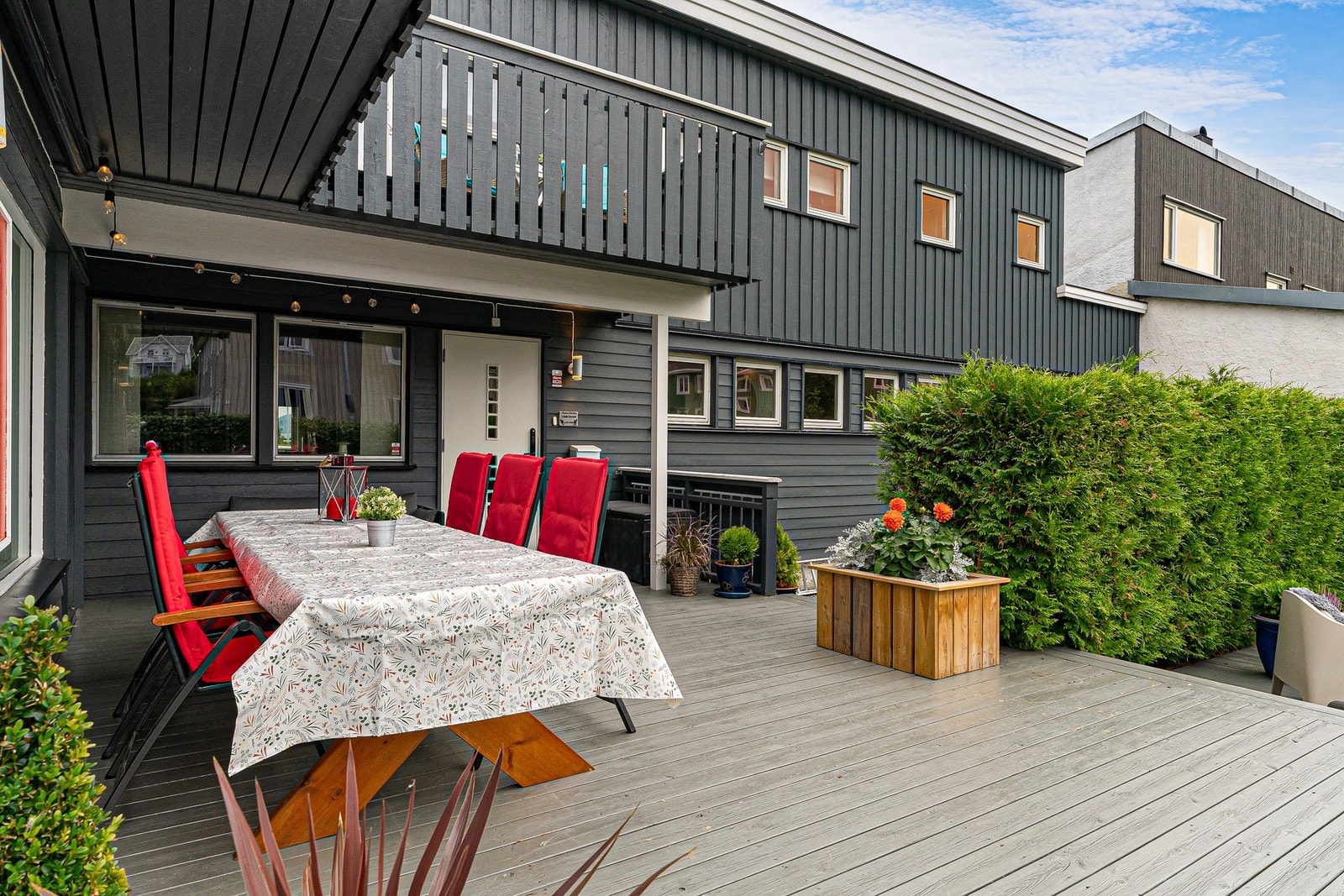 Delvis takoverbygd terrasse for sene sommerkvelder. Galleribilde