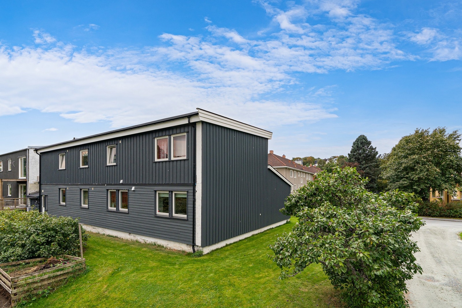 Sentralt og barnevennlig område, med kort avstand til barnehager, skoler og gode bussforbindelser. Galleribilde