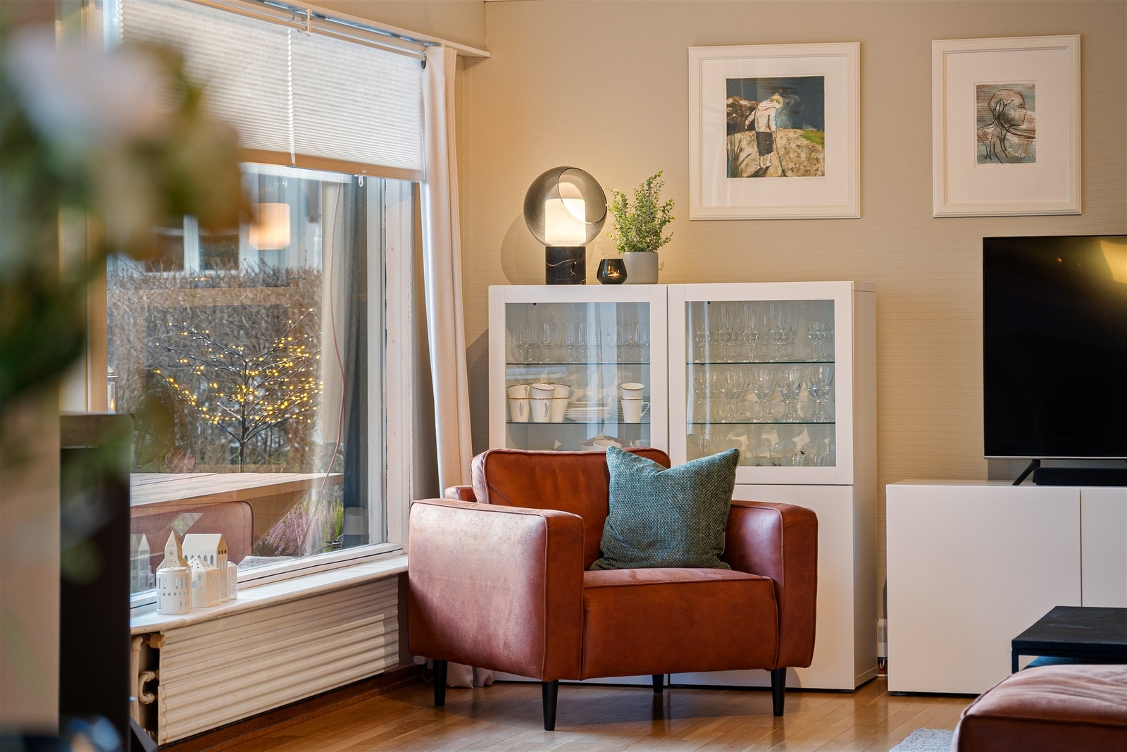 Stuen sett fra motsatt side - en romslig og innbydende samlingsplass. Galleribilde