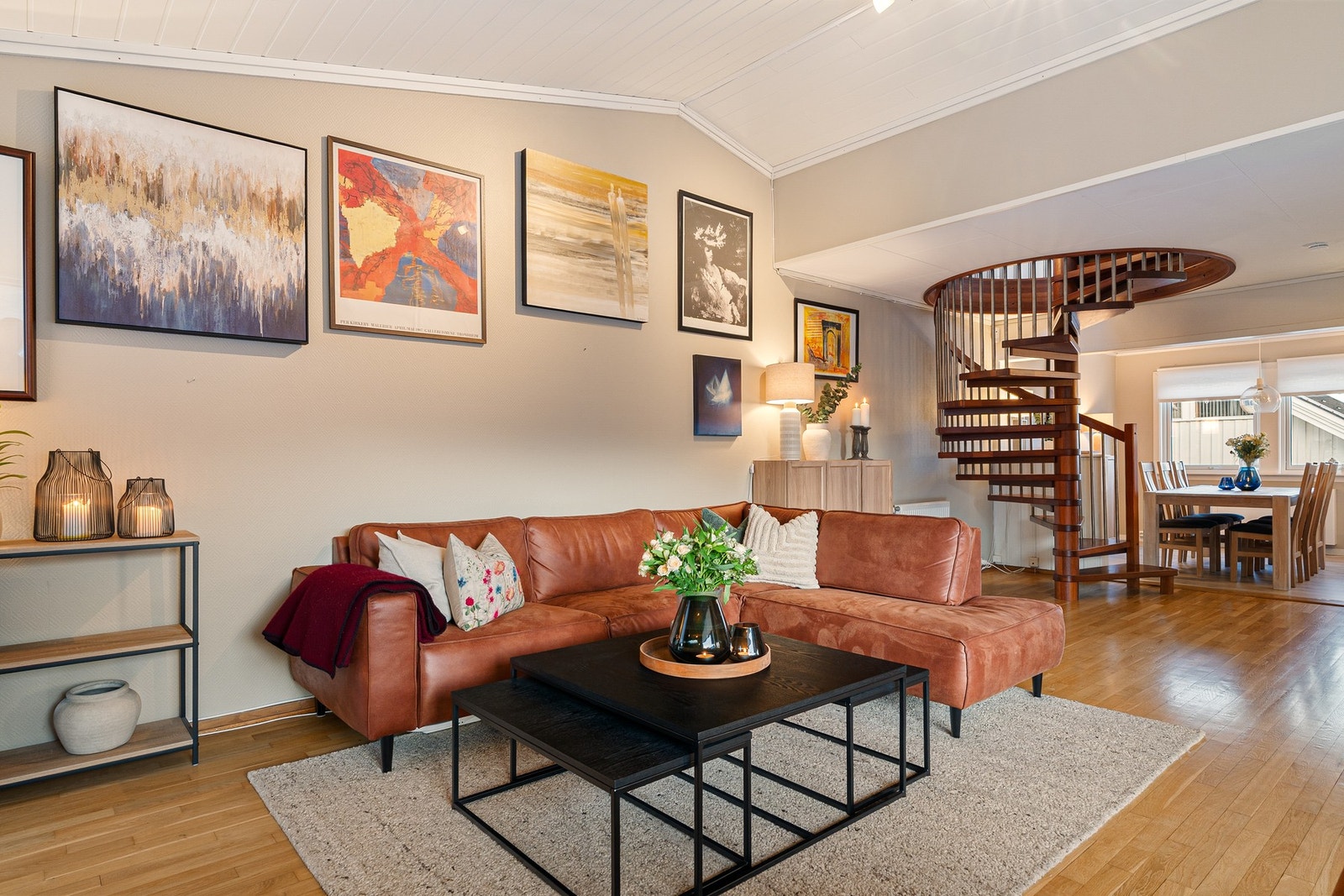 Romslig stue/spisestue på totalt 42 kvm med god plass for både sofagruppe og sosial sone. Galleribilde