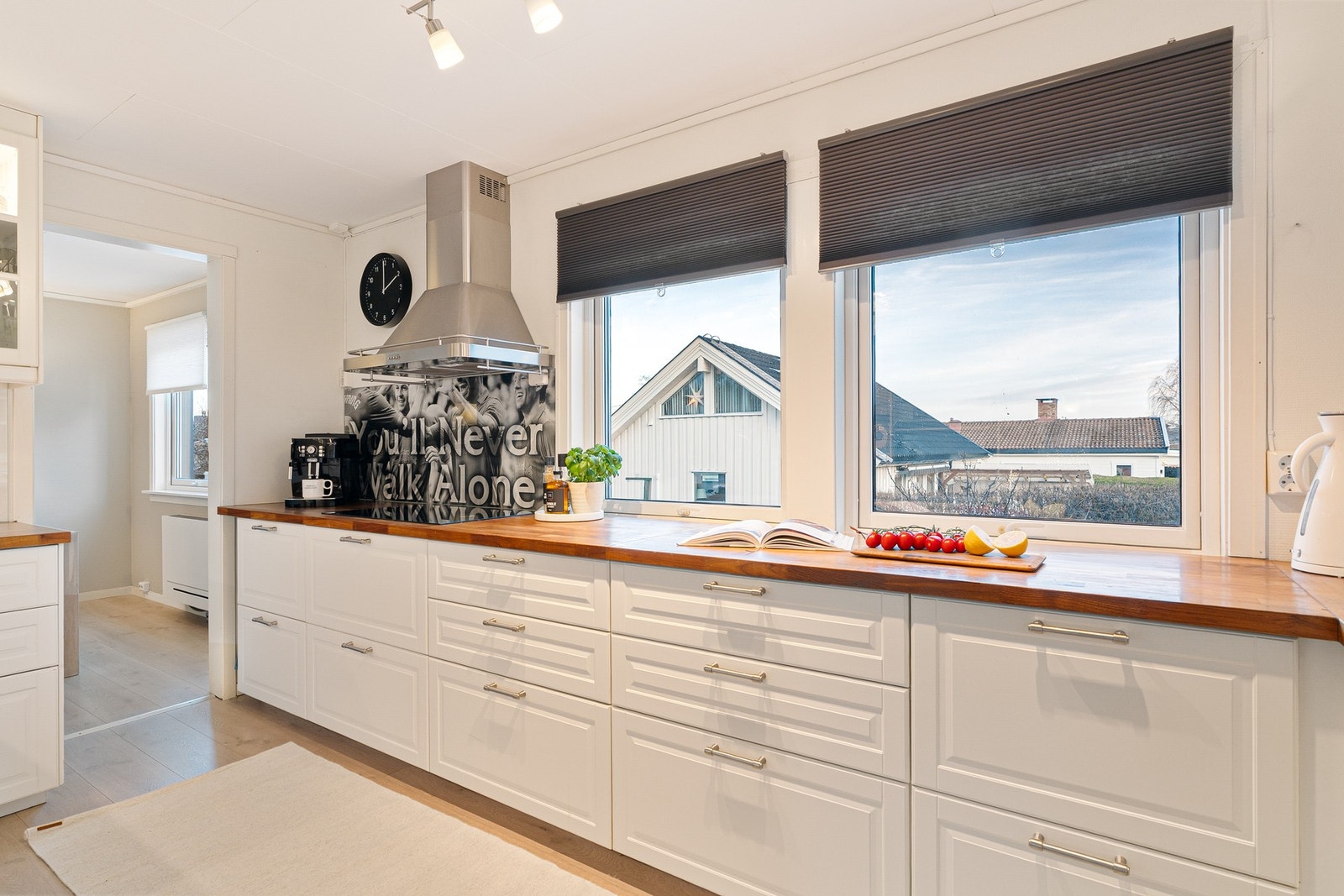 Godt lys fra store vindusflater over kjøkkenbenken. Galleribilde