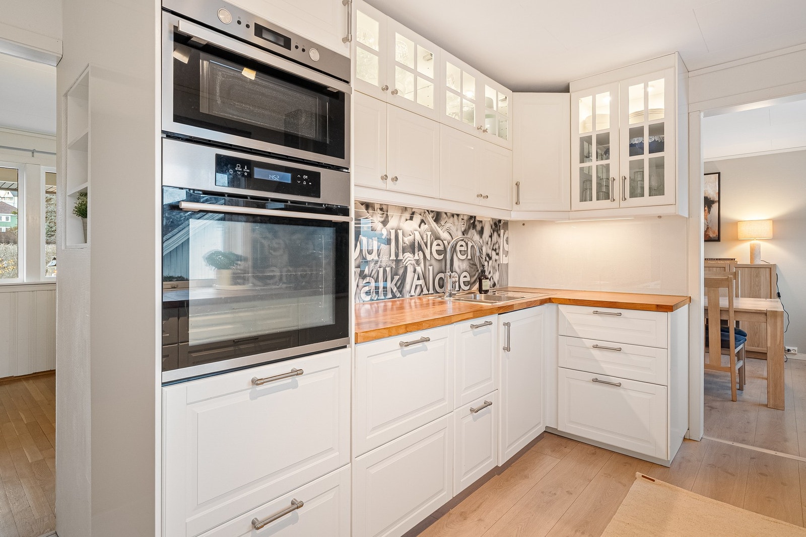 Moderne og velutstyrt med integrerte hvitevarer. Galleribilde