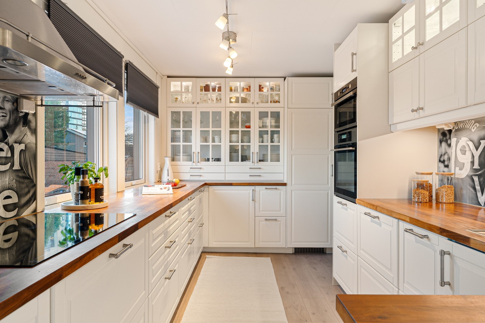 Lyst og godt utnyttet kjøkken med masse skap- og benkeplass. Galleribilde