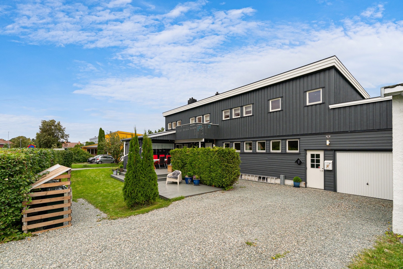 Meget pent opparbeidet eiendom med gruset gårdsplass, tett beplantning og flotte busker. Ekstra inngang og garasje. Galleribilde