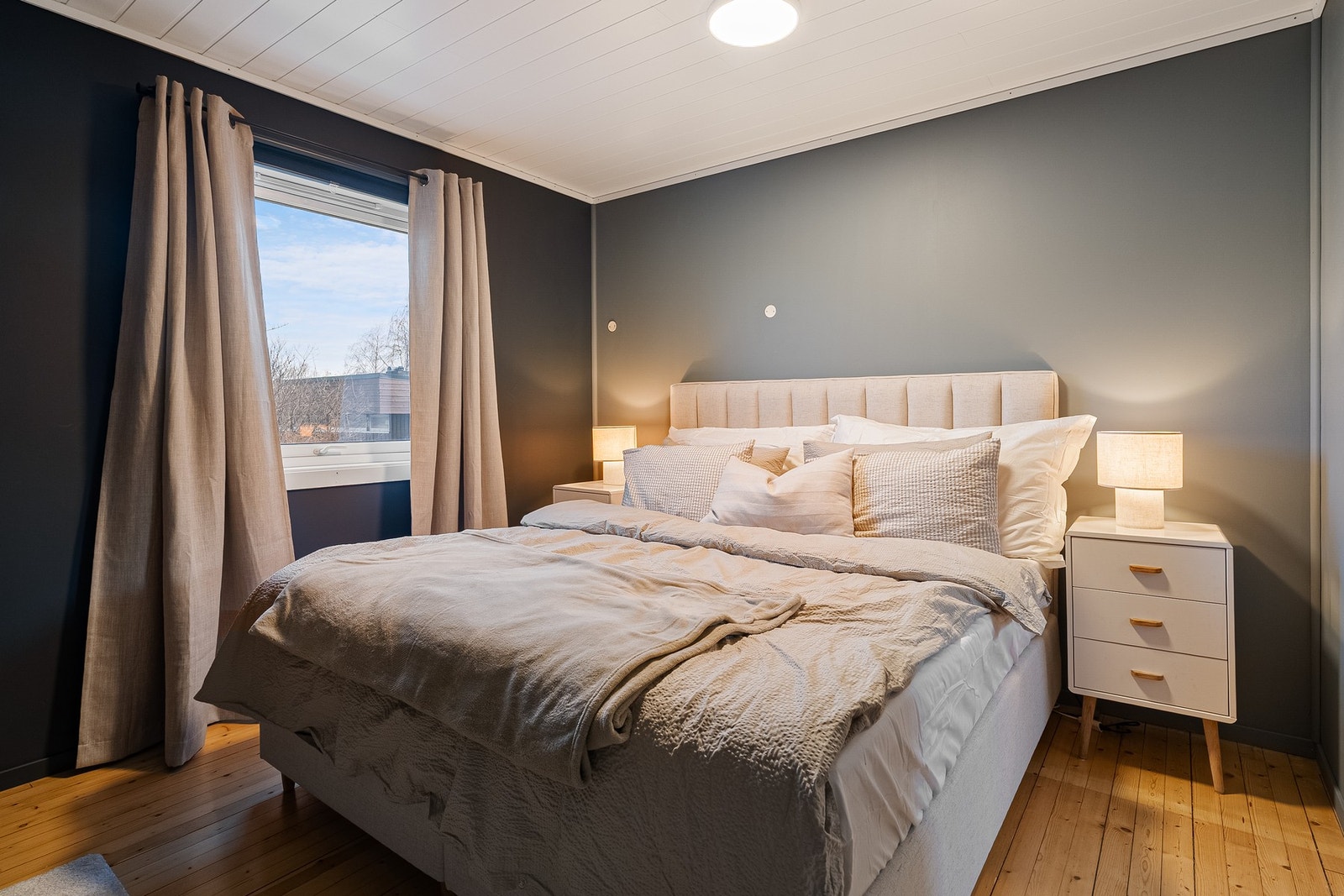 Hovedsoverommet er pent oppusset med dempede fargetoner. Galleribilde