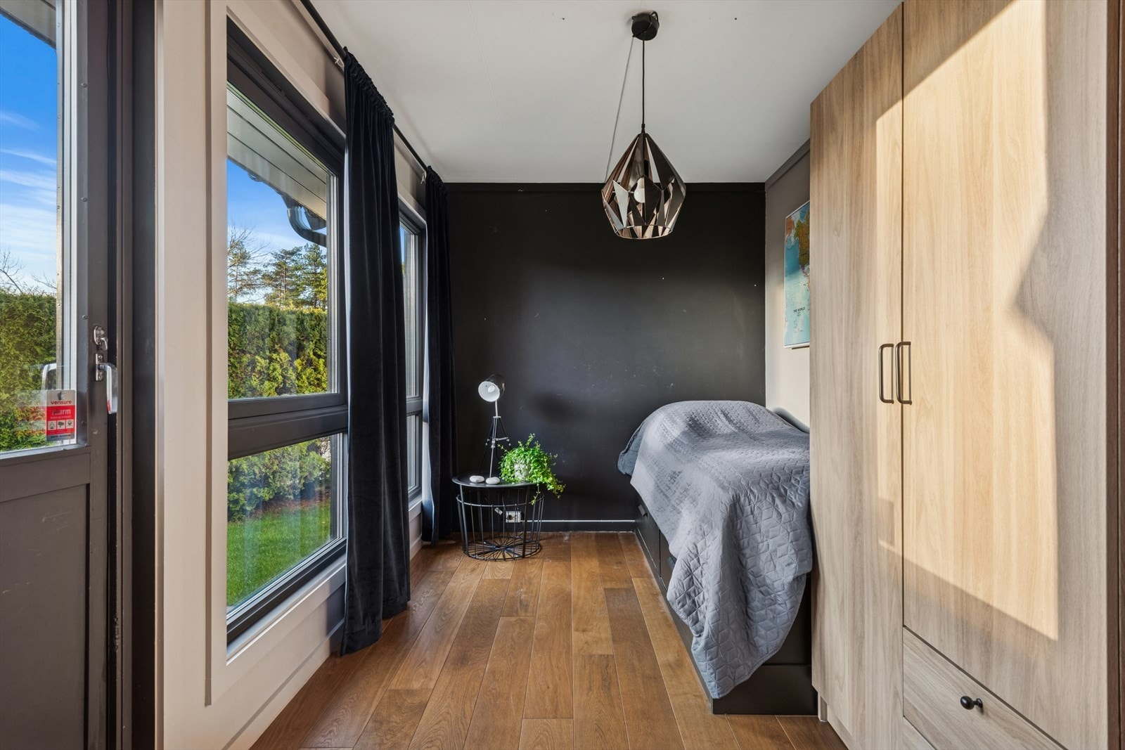 Det ene soverommet har utgang til en terrasse og et hyggelig uteområde. Galleribilde