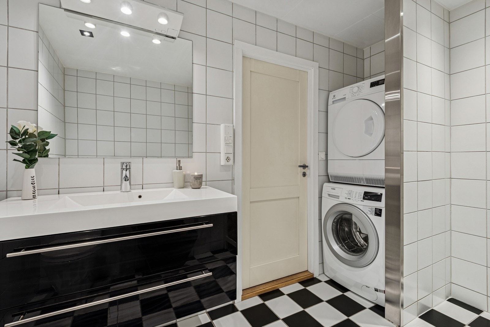 Badet er innredet med baderomsmøbel med nedfelt servant, gulvmontert toalett og dusjhjørne. Det er også opplegg for vaskemaskin. Galleribilde