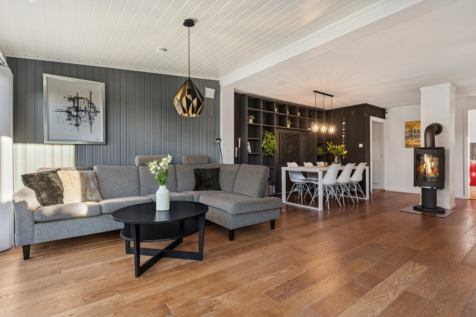 Vedovn i stuen gir jevn varme og en komfortabel atmosfære. Galleribilde