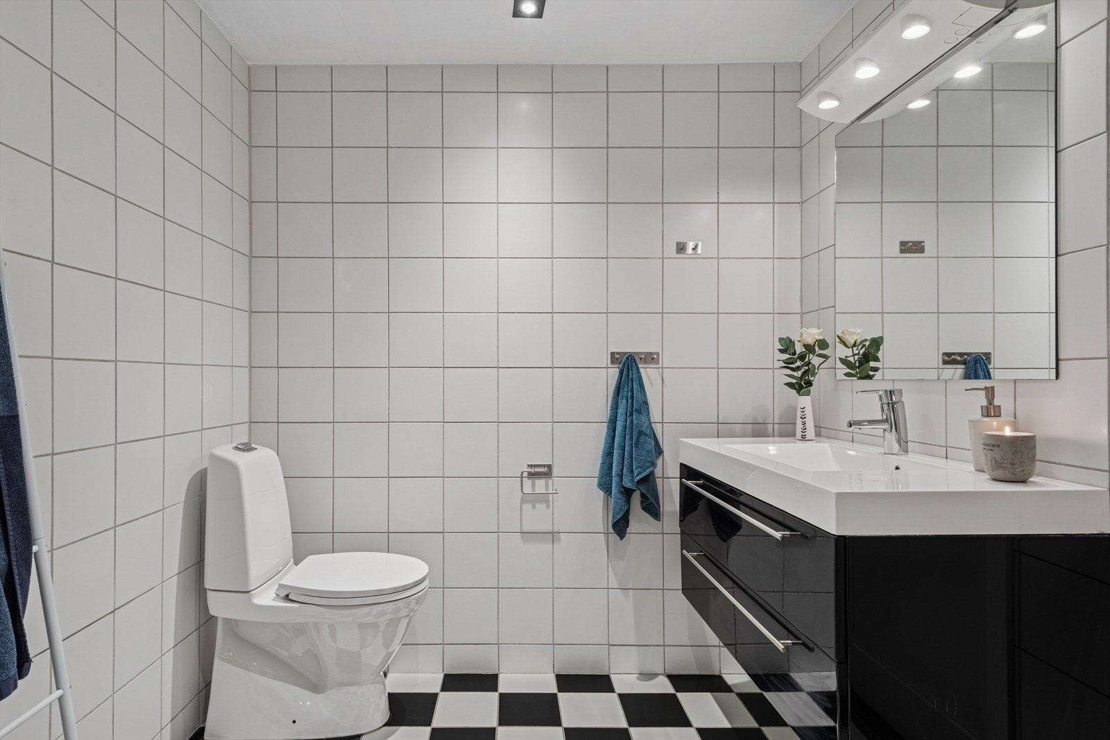 Flislagt baderom med elektriske varmekabler i gulvet og downlights i himlingen. Galleribilde