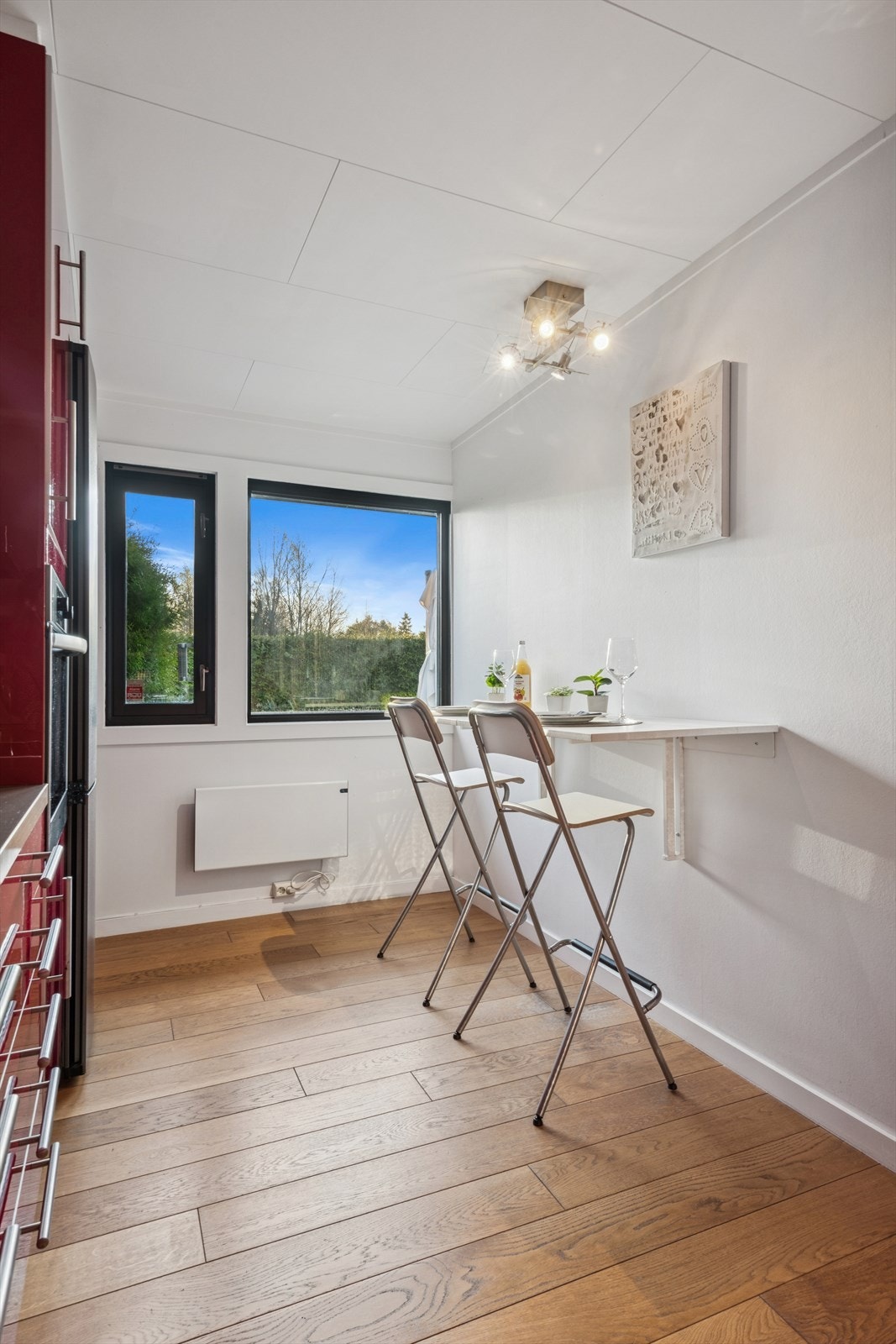 Hyggelig spiseplass på kjøkkenet. Galleribilde