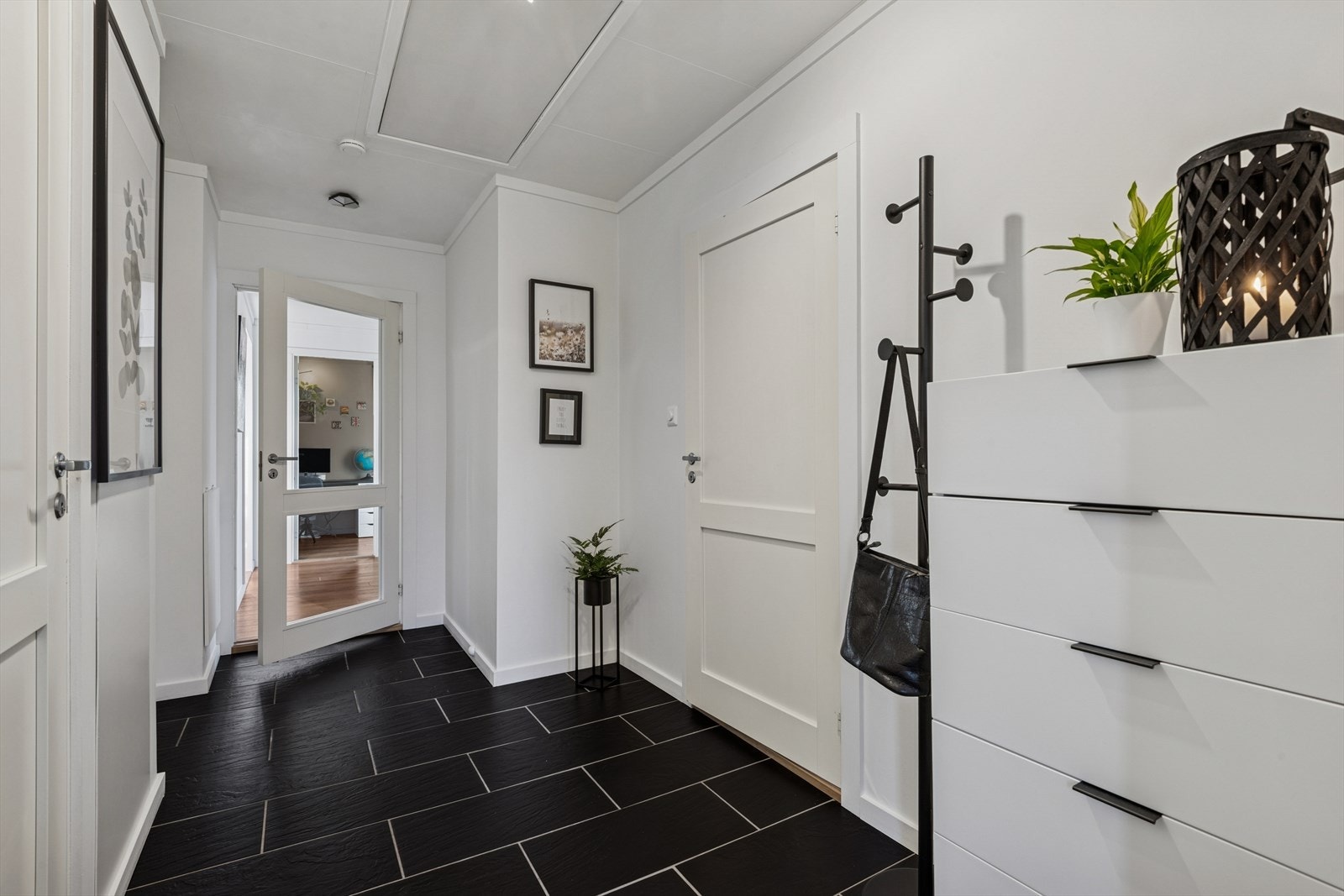 Flislagt kombinert med malte vegger gir et godt førsteinntrykk av boligen. Galleribilde