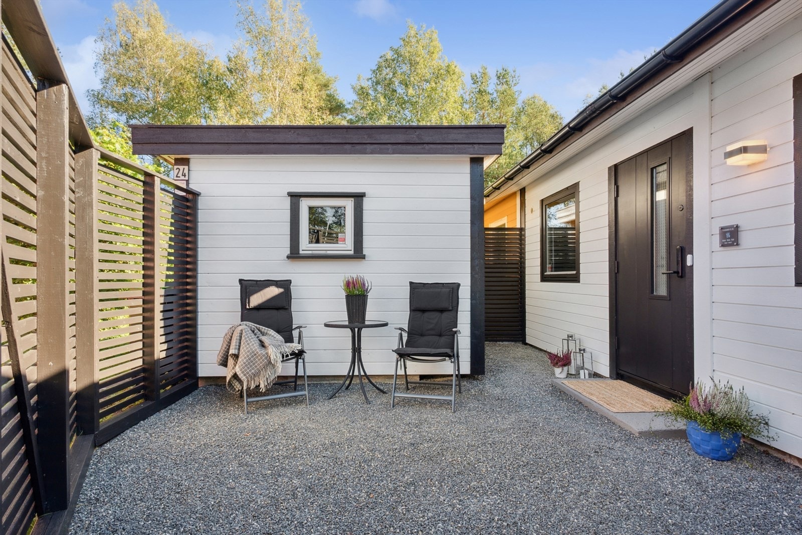 Gruslagt uteplass med sittegruppe gir en hyggelig velkomst ved inngangspartiet. Galleribilde