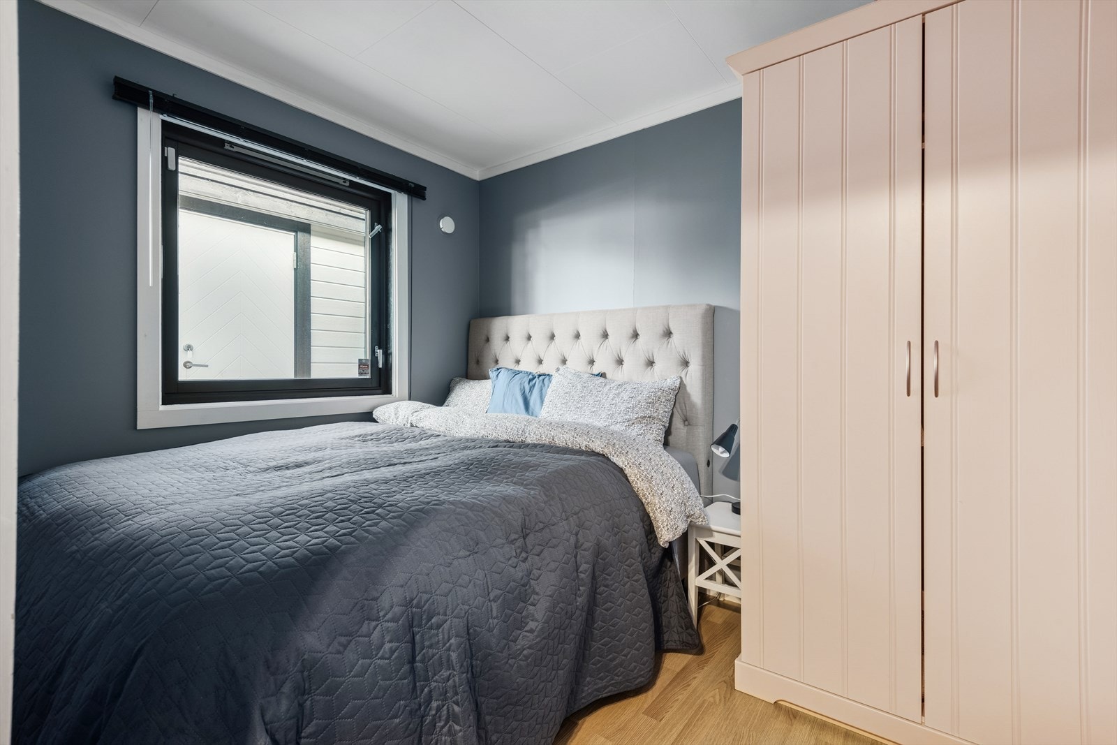 Soverommene har plass til seng, nattbord og annet ønskelig møblement. Galleribilde