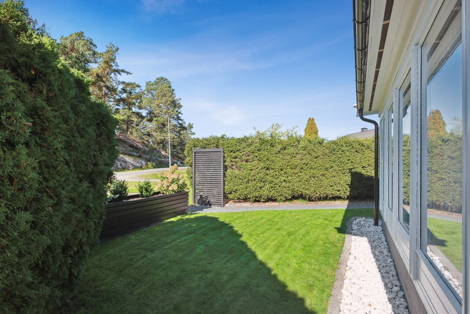 Solrik tomt med god plass for liten og stor. Galleribilde