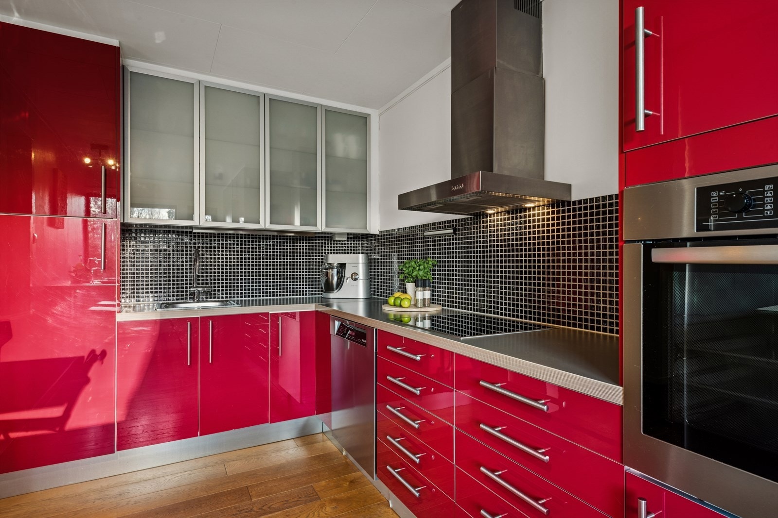 Hvitevarer som komfyr og koketopp er integrert i innredningen, og det er plass til frittstående oppvaskmaskin og kjøleskap. Galleribilde