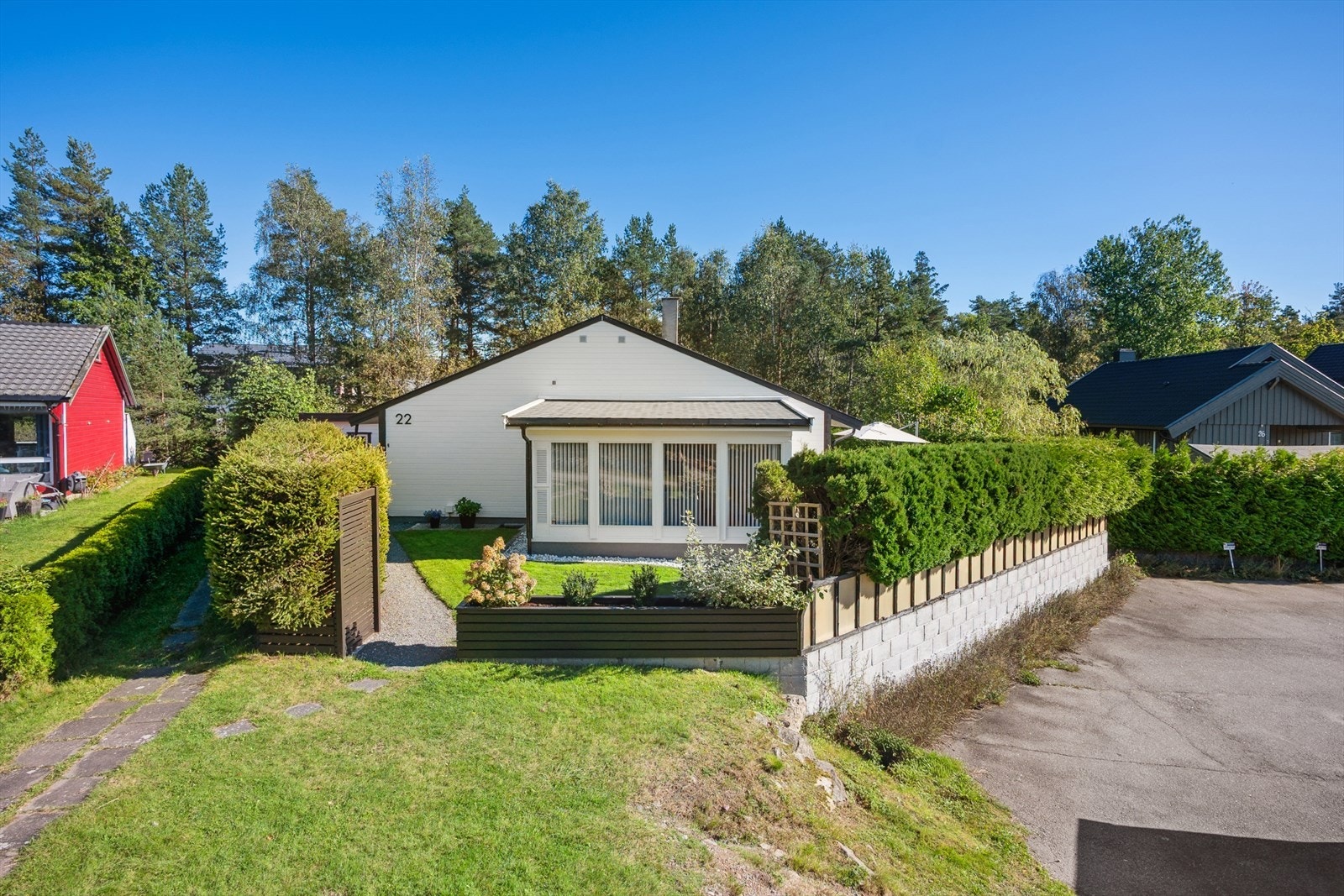 Kjøttmeisveien 22 er en innholdsrik halvpart av en tomannsbolig, beliggende i det populære og barnevennlige området Store Brevik. Galleribilde