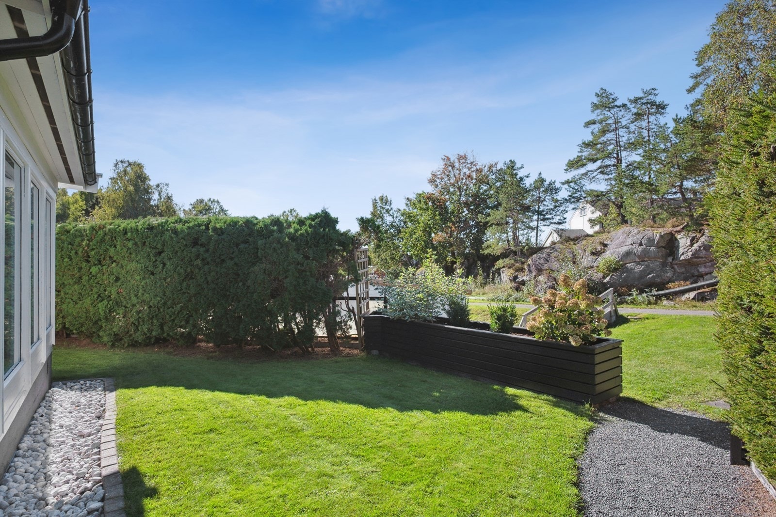 Uteområdene er godt skjermet med hekk og beplantning. Galleribilde