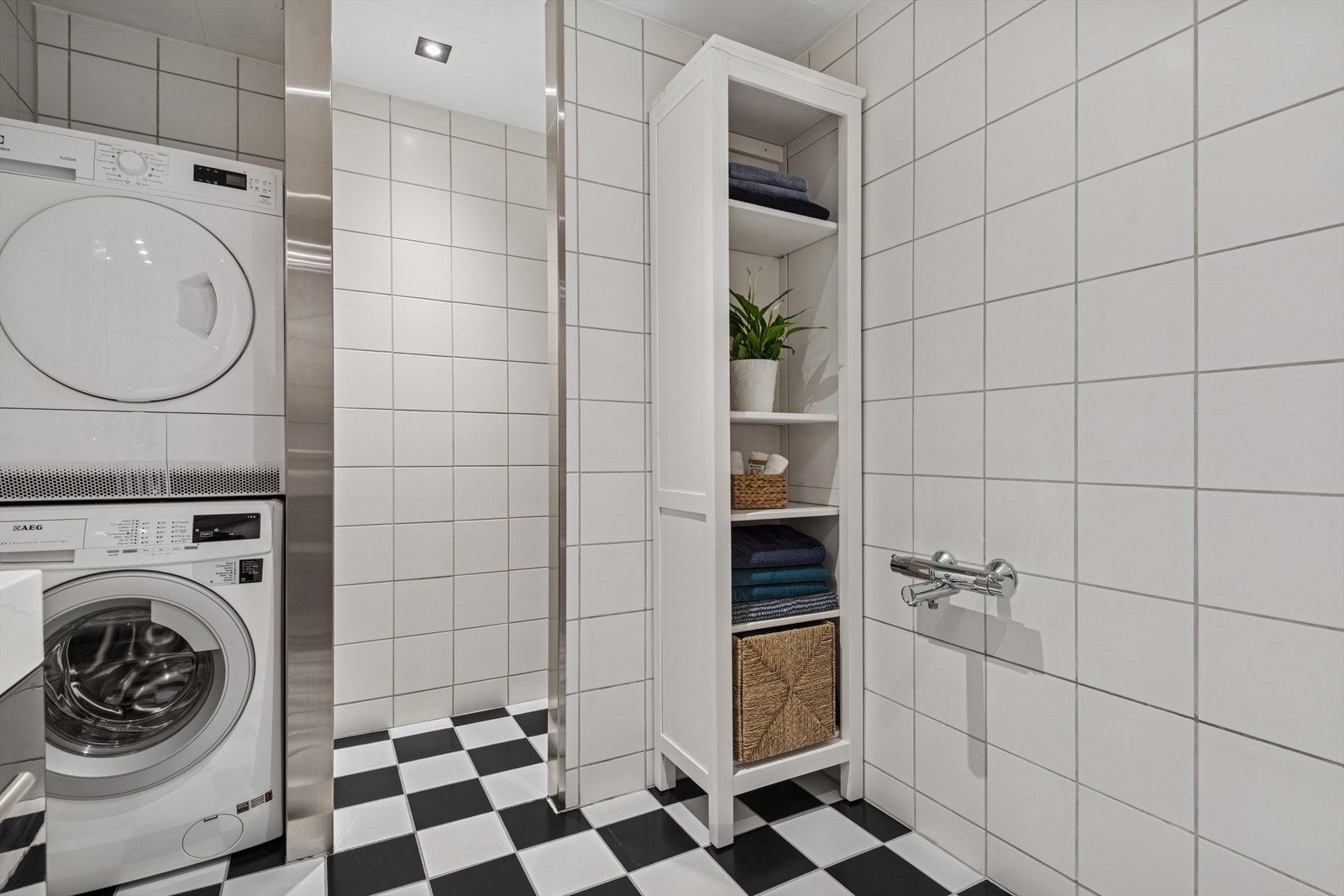 Opplegg for vaskemaskin og tørketrommel gir praktisk vaskeromsløsning. Galleribilde