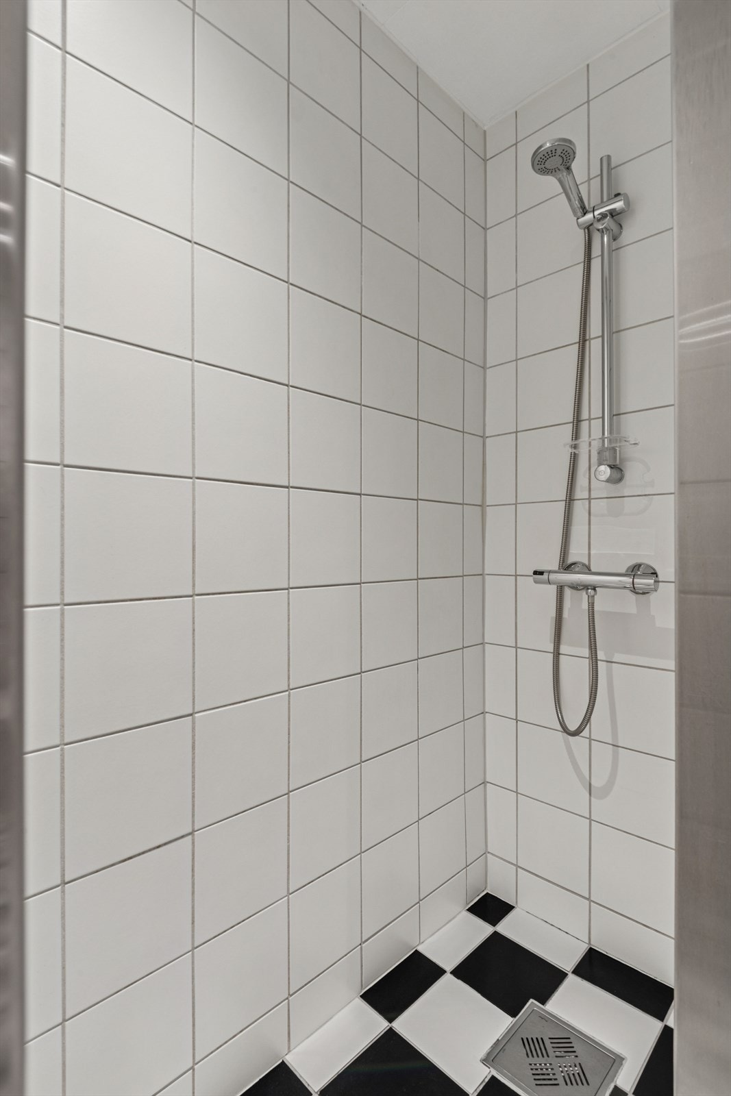 Dusjhjørne med flislagte overflater sikrer enkel rengjøring. Galleribilde