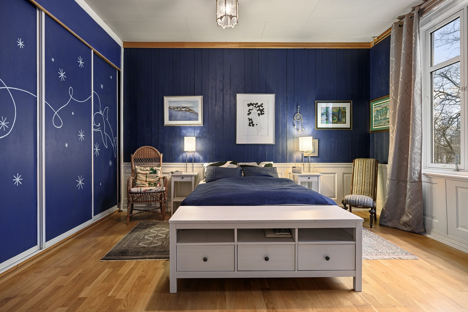 Godt med garderobeplass i hovedsoverommet Galleribilde