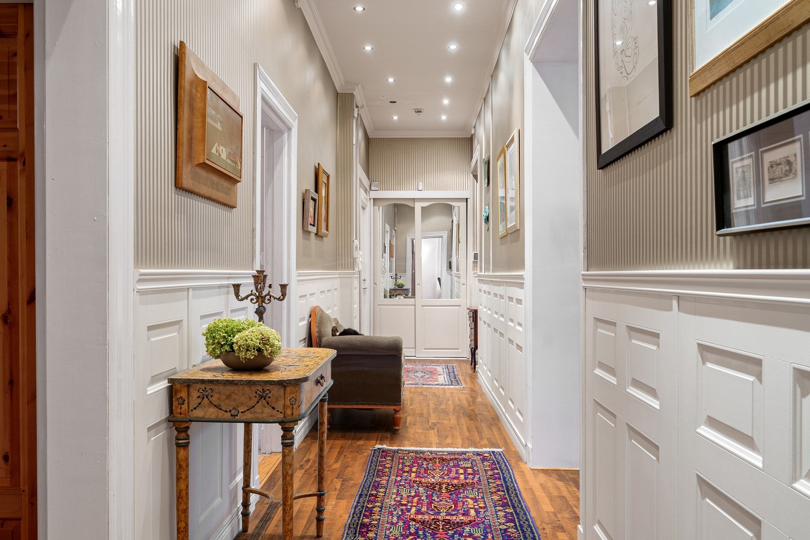 Gangen med downlights og brystning binder store deler av leiligheten sammen. Galleribilde