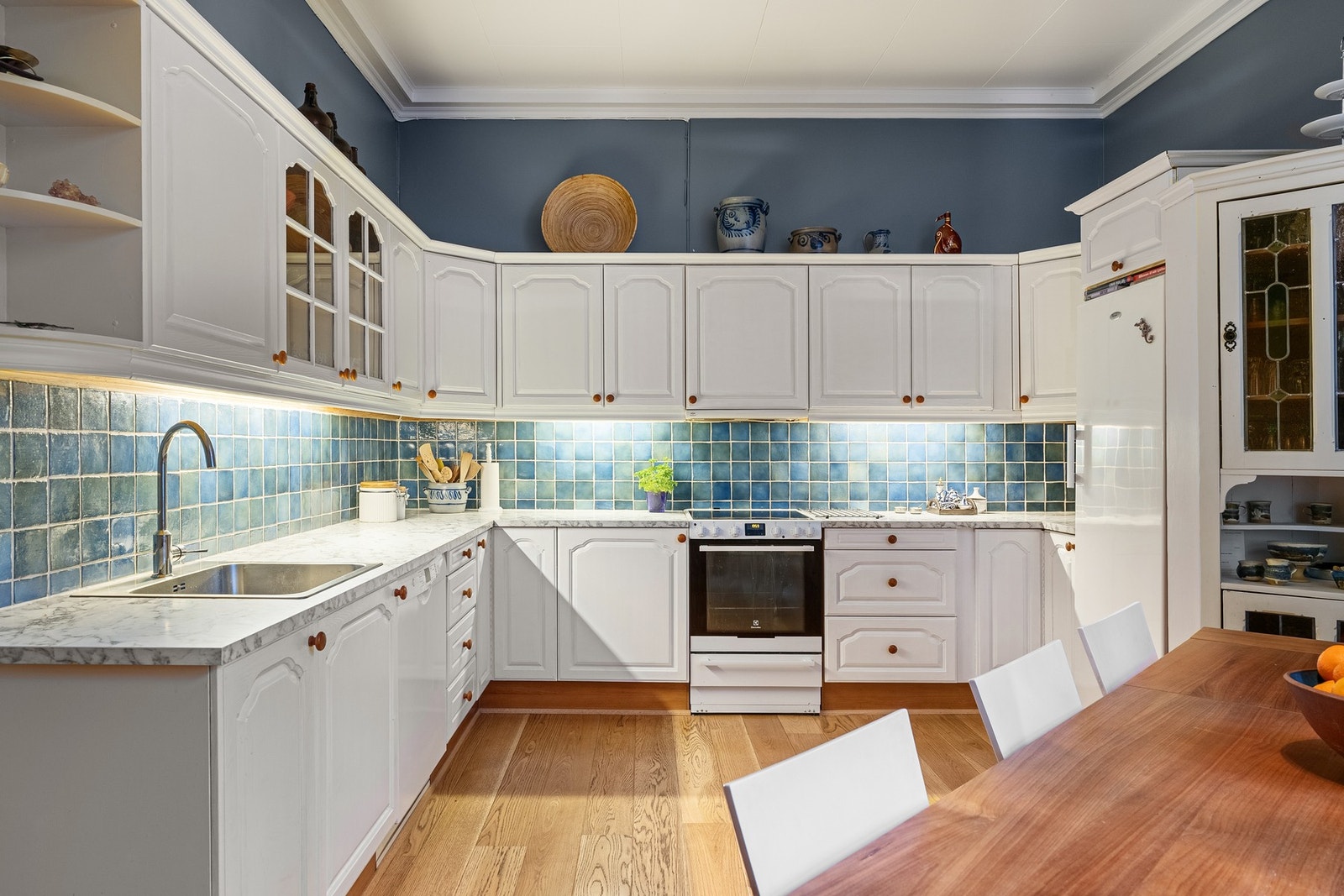 Kjøkken med plass til spisebord Galleribilde