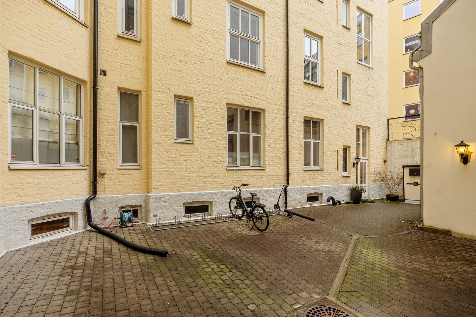 Bakgården Galleribilde