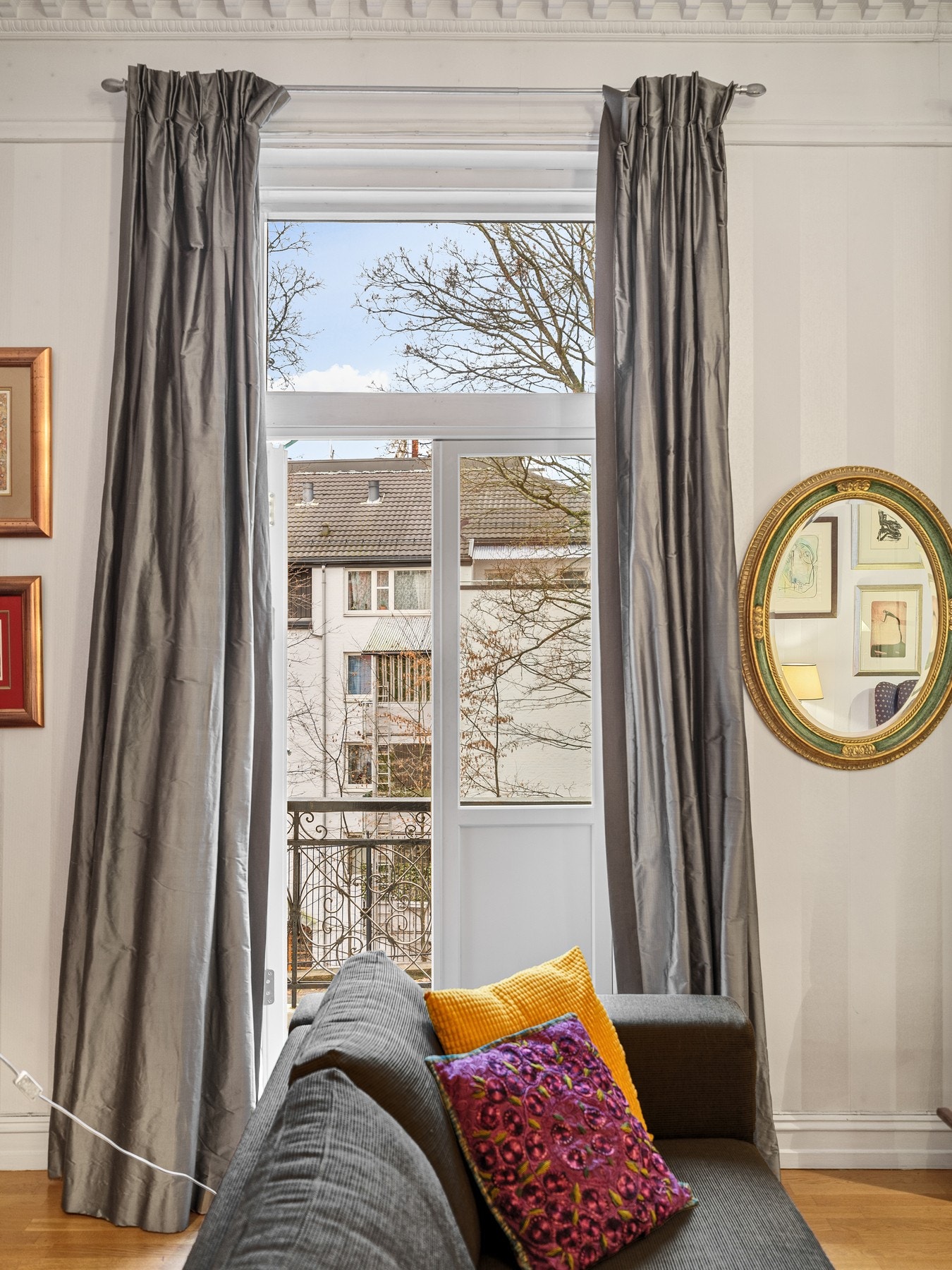 Fra stuen er det utgang til vestvendt balkong. Galleribilde