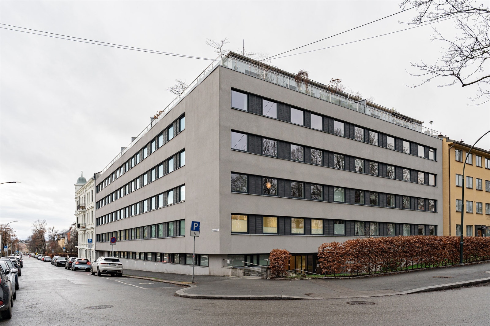Leiligheten ligger attraktivt til på hjørnet av bygget, med populær beliggenhet midt i mellom Majorstuen og Frogner. Galleribilde