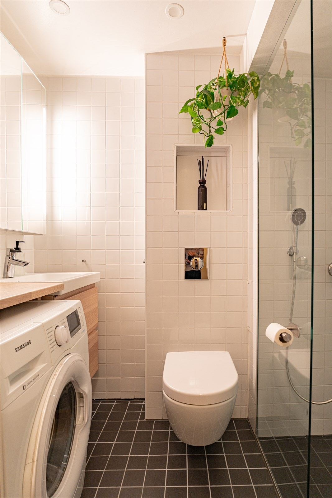 Baderommet er fra 2018 hvor det også ble lagt nytt rør-i-rør system, nytt sluk, membran og varmekabler. Galleribilde