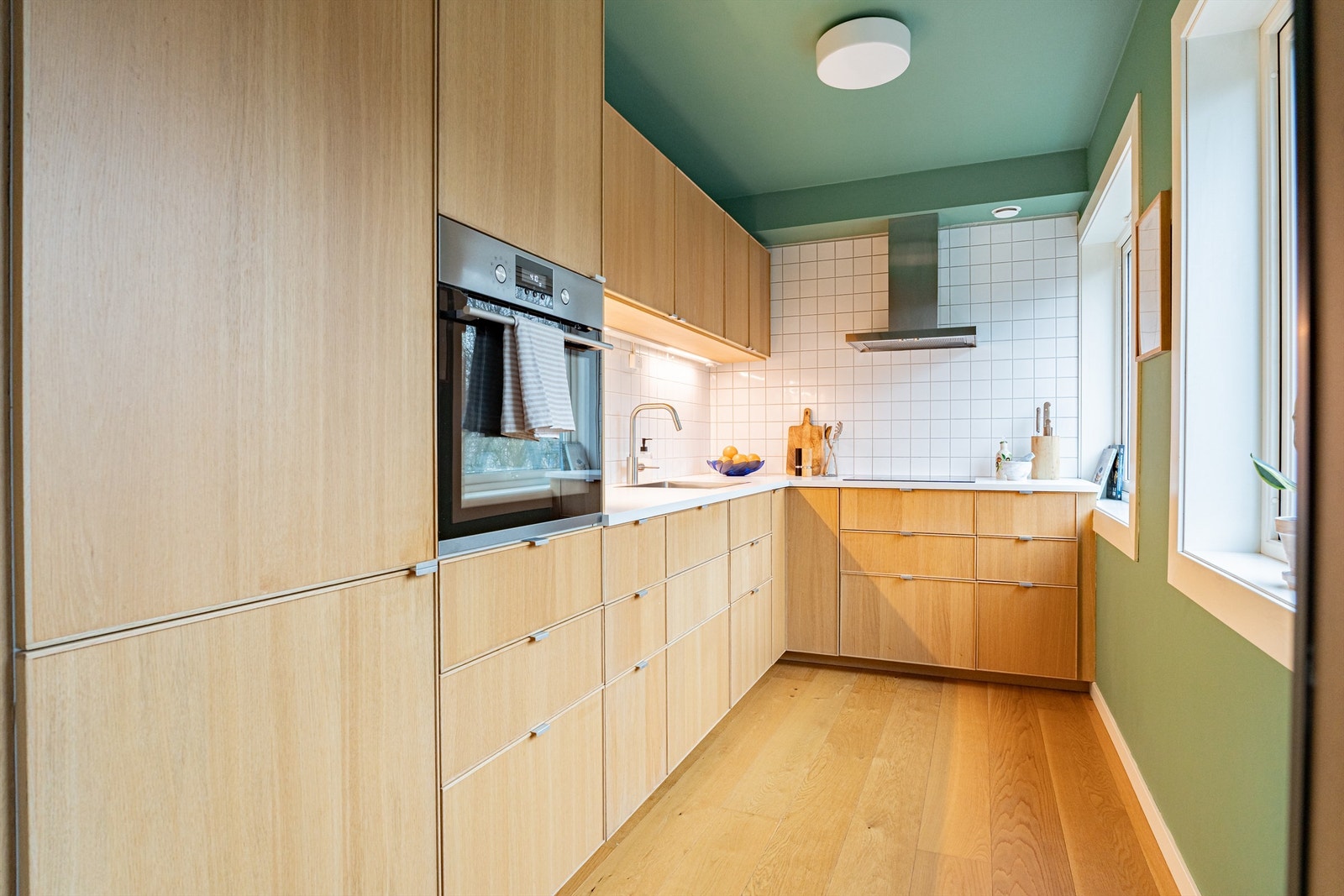 Leilighetens kjøkken ble oppgradert i 2018 med innredning fra Ikea og hvitevarer fra Electrolux/Ikea og Samsung. Galleribilde