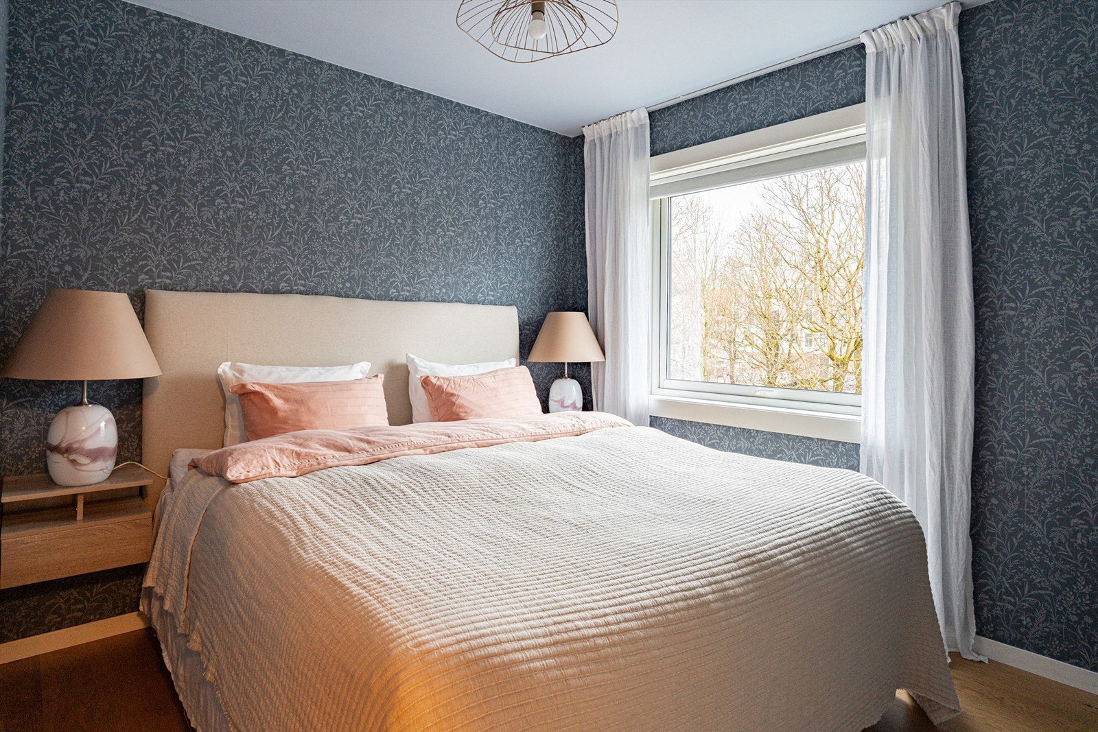 Leilighetens hovedsoverom er av god størrelse og vender ut mot populære Vestkanttorget. Galleribilde