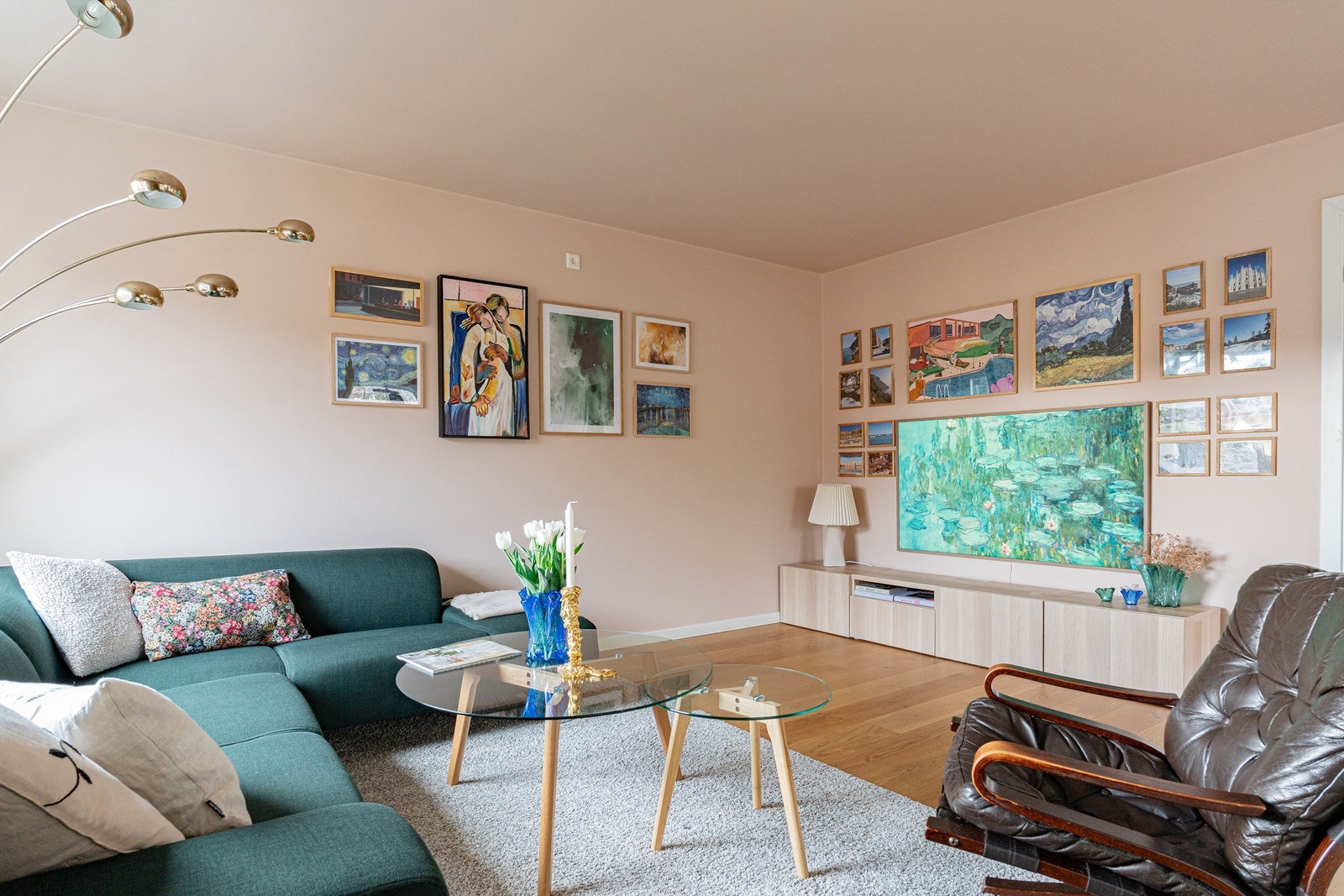 Varmtvann og bredbånd er inkludert i felleskostnadene. Galleribilde