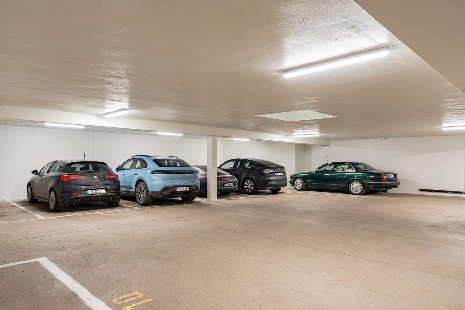 Sameiet har en parkeringskjeller med mulighet for leie av p-plass ved tilgjengelighet. Kontakt Frognerbygg ved interesse. Galleribilde