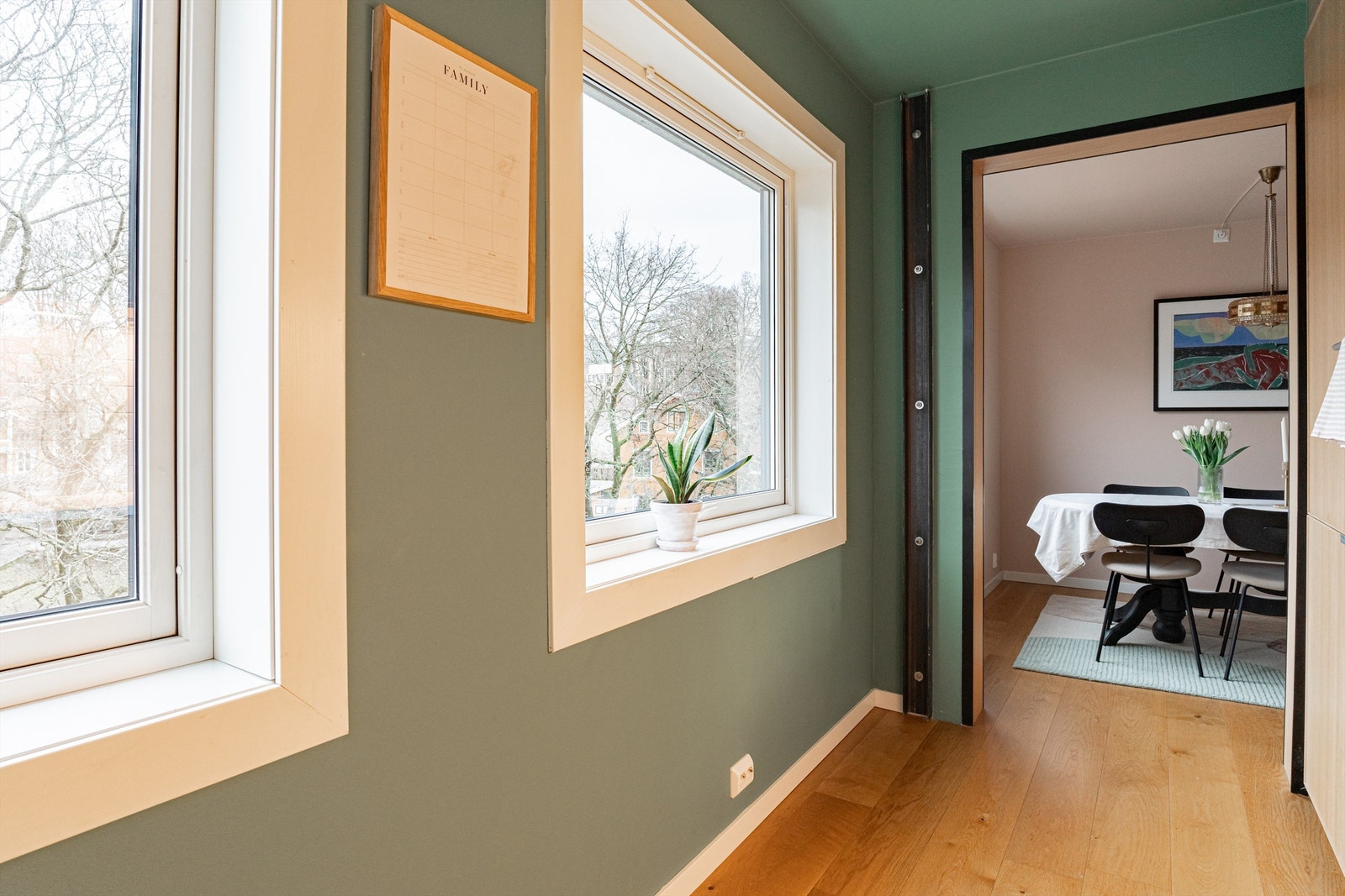 Det er åpnet opp mellom spisestuen og kjøkkenet med stålforsterkning i bæreveggen, som gir en delvis åpning løsning til stuen. Galleribilde