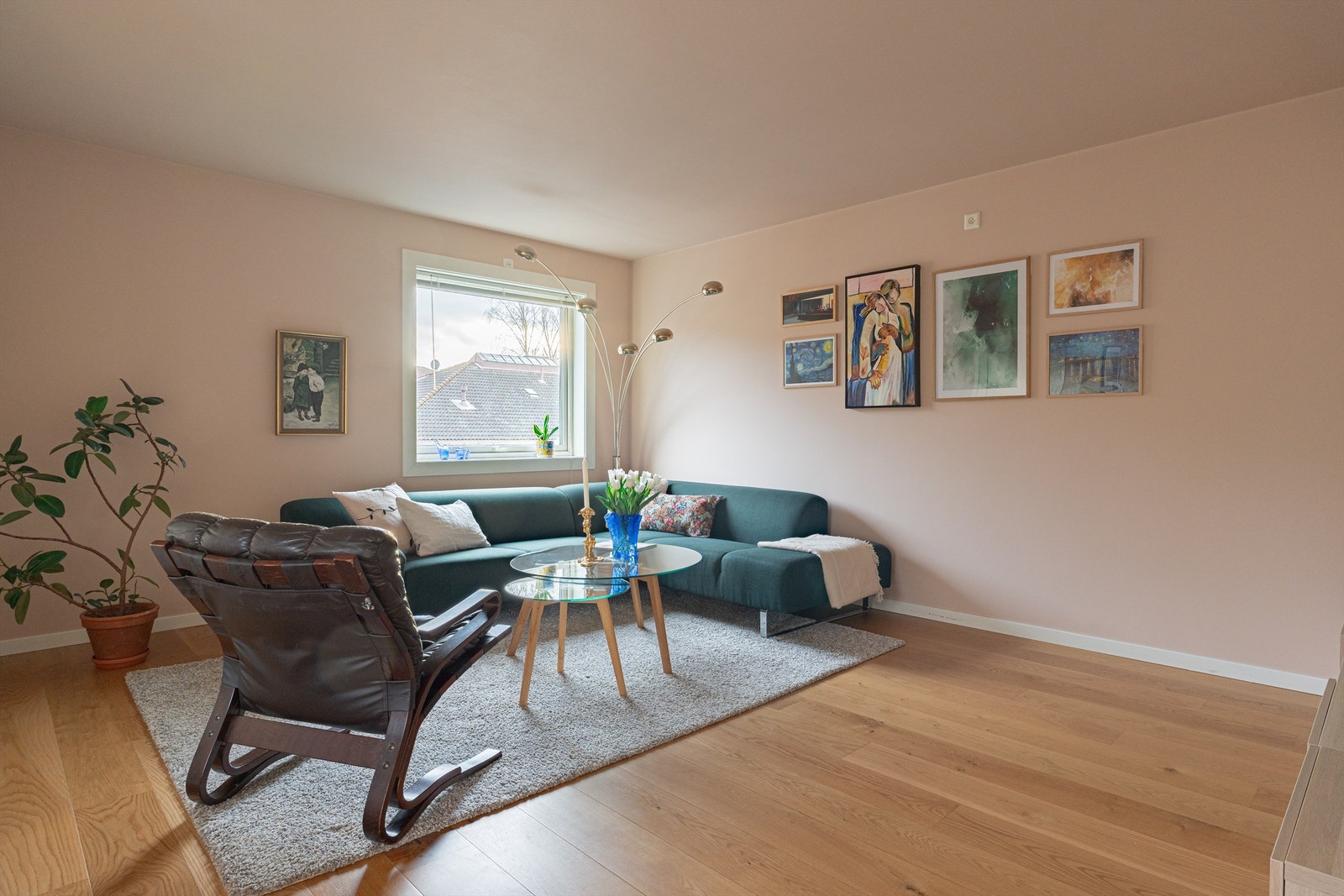 Stuen har gode solforhold med vindusflater som vender to retninger. Galleribilde